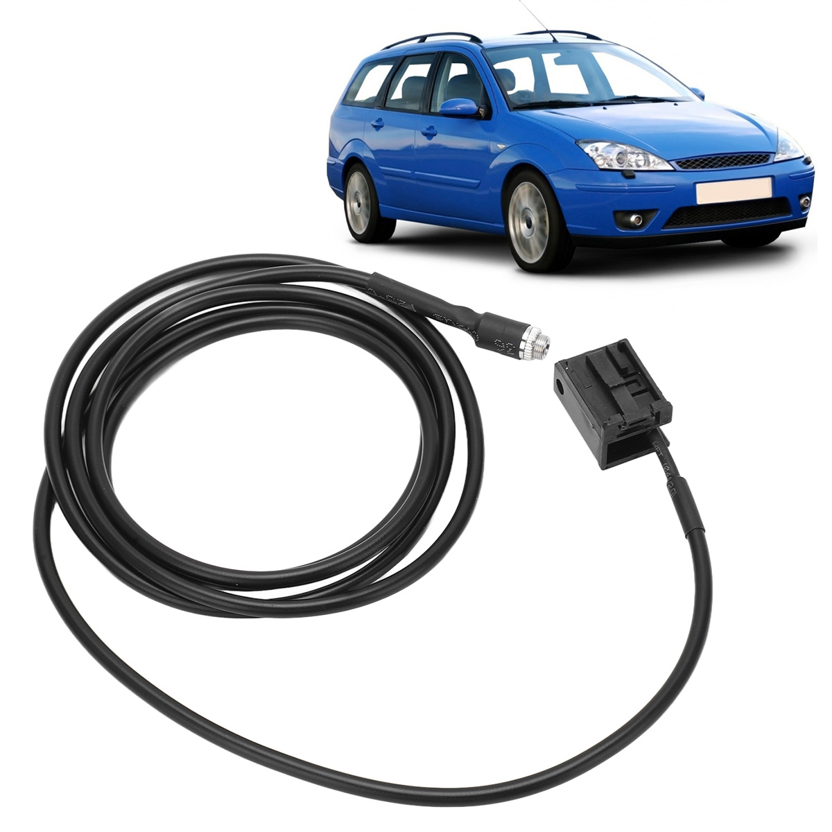 Ein Kabel mit Steckern und ein blaues Auto im Hintergrund.