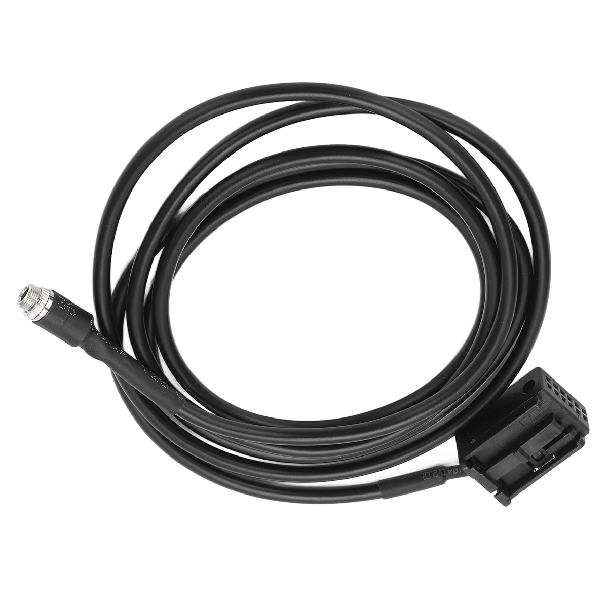 Ein schwarzes Kabel mit einem Stecker an einem Ende und einem Stecker am anderen, vor weißem Hintergrund.