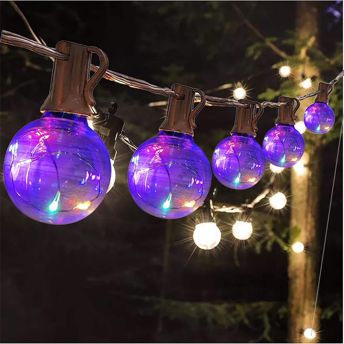 Dekorative Outdoor-Lichterkette, blaue Glühbirnenform, im dunklen Hintergrund.