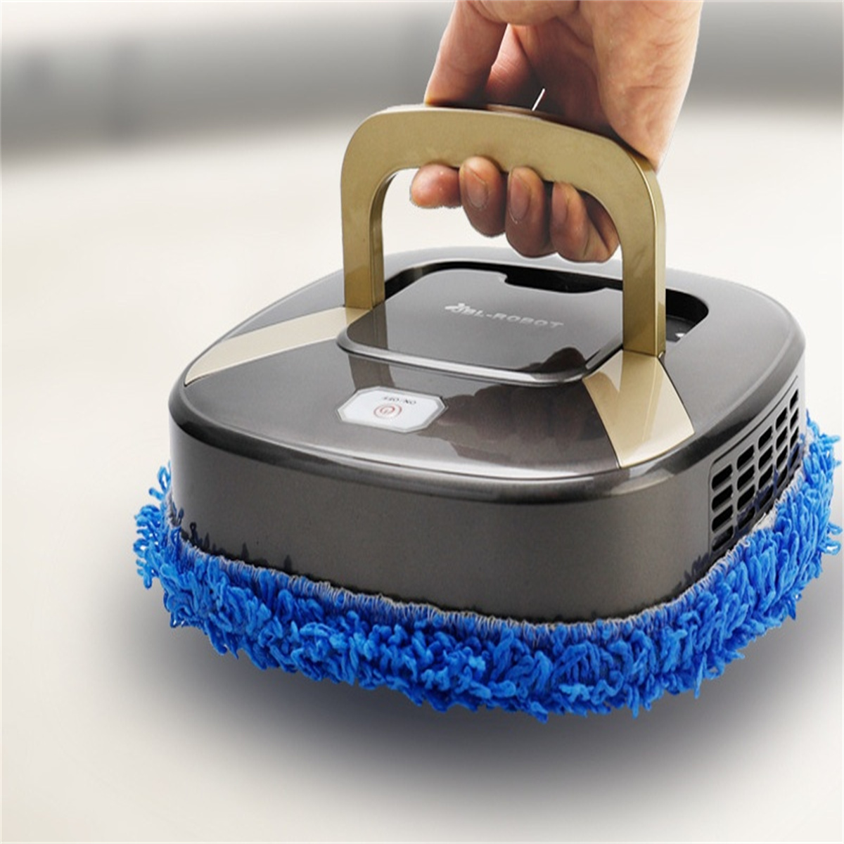 Ein Roboter-Wischer, der von einer Hand gehalten wird. Er ist schwarz mit einem blauen Mopp und einem goldenen Griff.