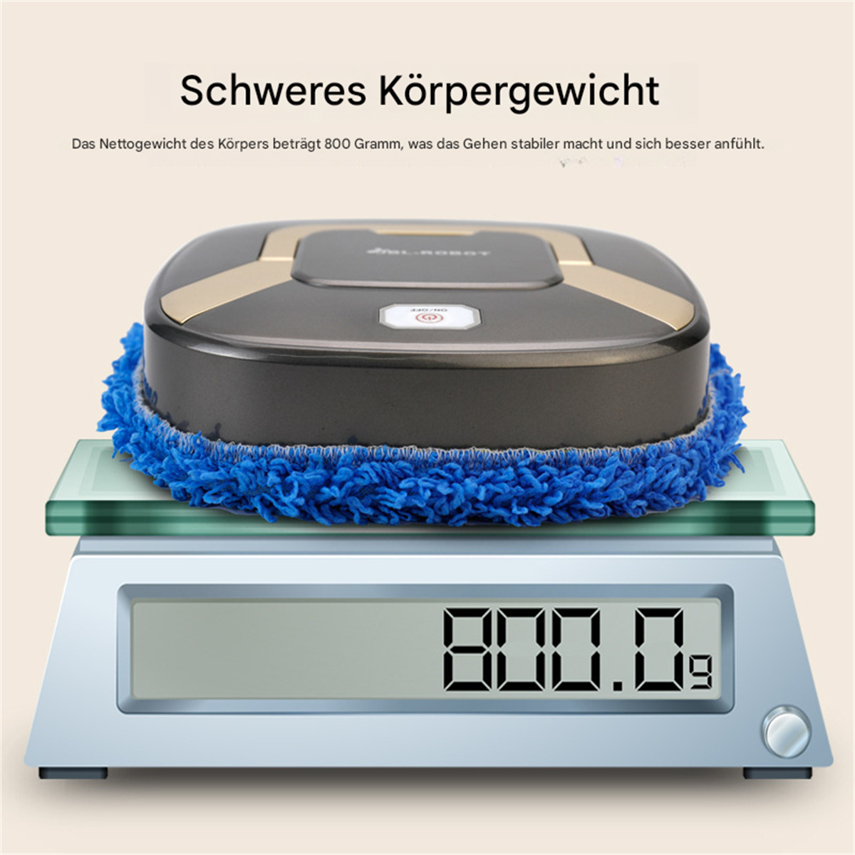 Digitale Waage zeigt 800,0 g, mit einem schwarzen und goldenen Roboter-Staubsauger und einem blauen Mopp.