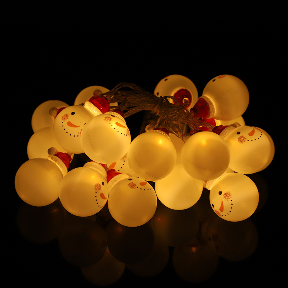 Lichterkette mit schneemannförmigen Lichtern. Der Hintergrund ist schwarz.