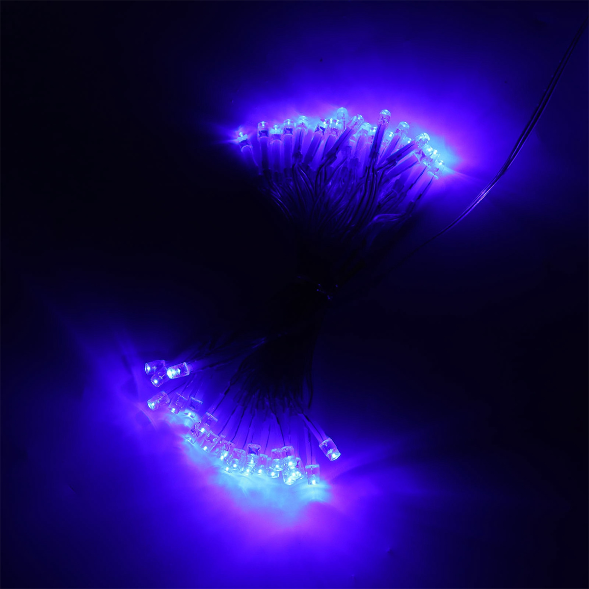 Schnur blauer LED-Leuchten auf dunklem Hintergrund, mit hellen Lichtpunkten.