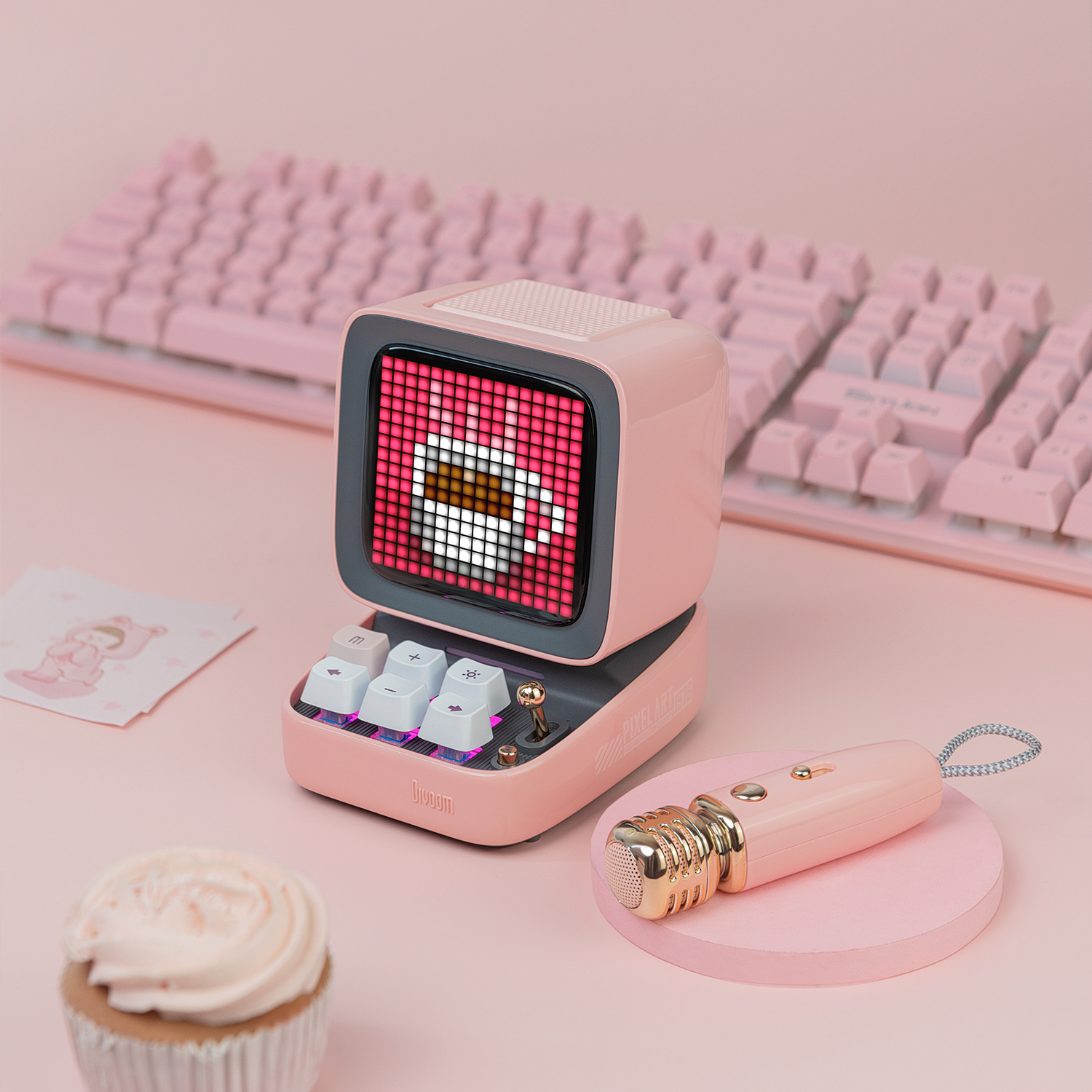 Pembe arka plan üzerinde klavye ve mikrofonlu pembe piksel sanat hoparlörü.