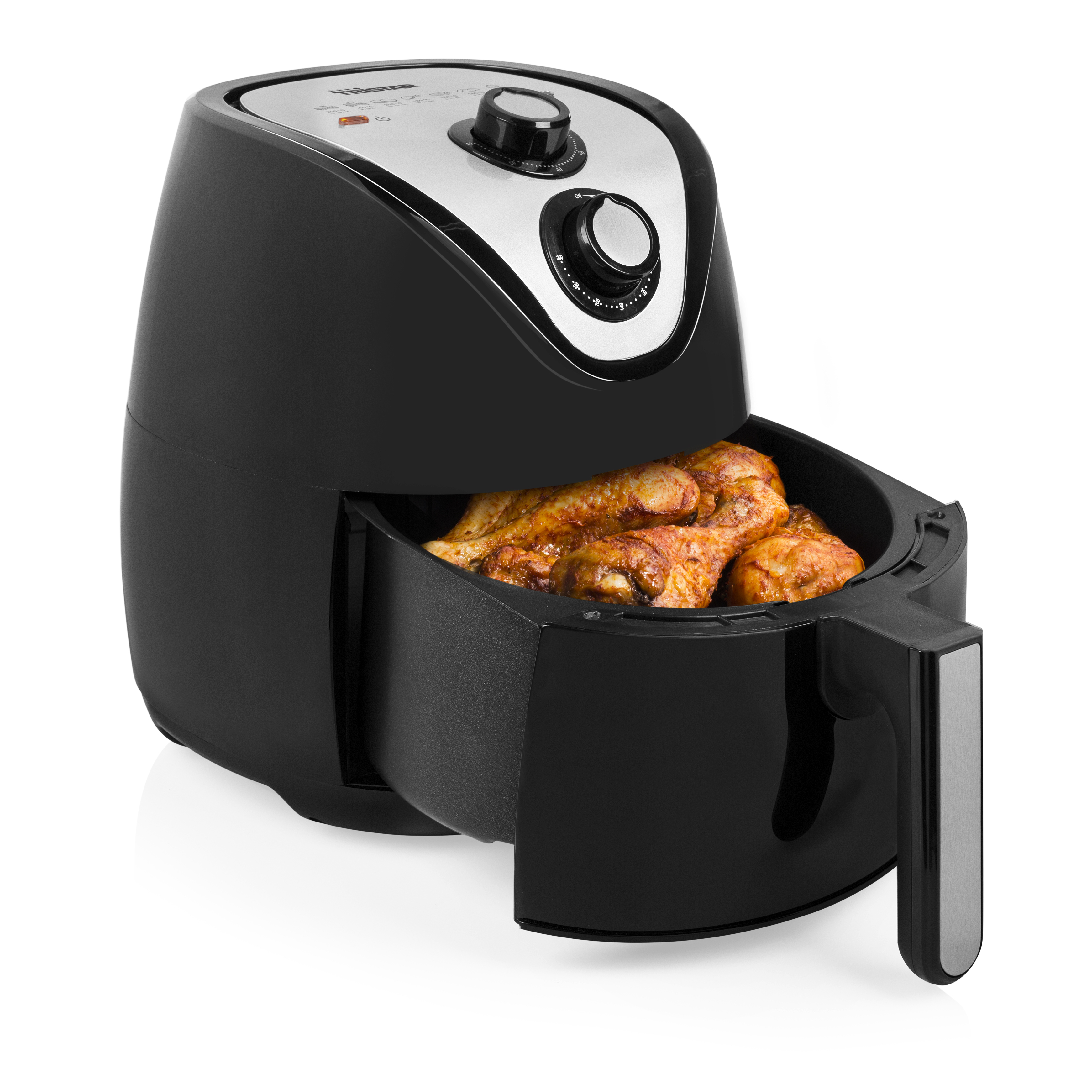Schwarze Heißluftfritteuse mit Hähnchenschenkeln. Griff sichtbar. Weißer Hintergrund.