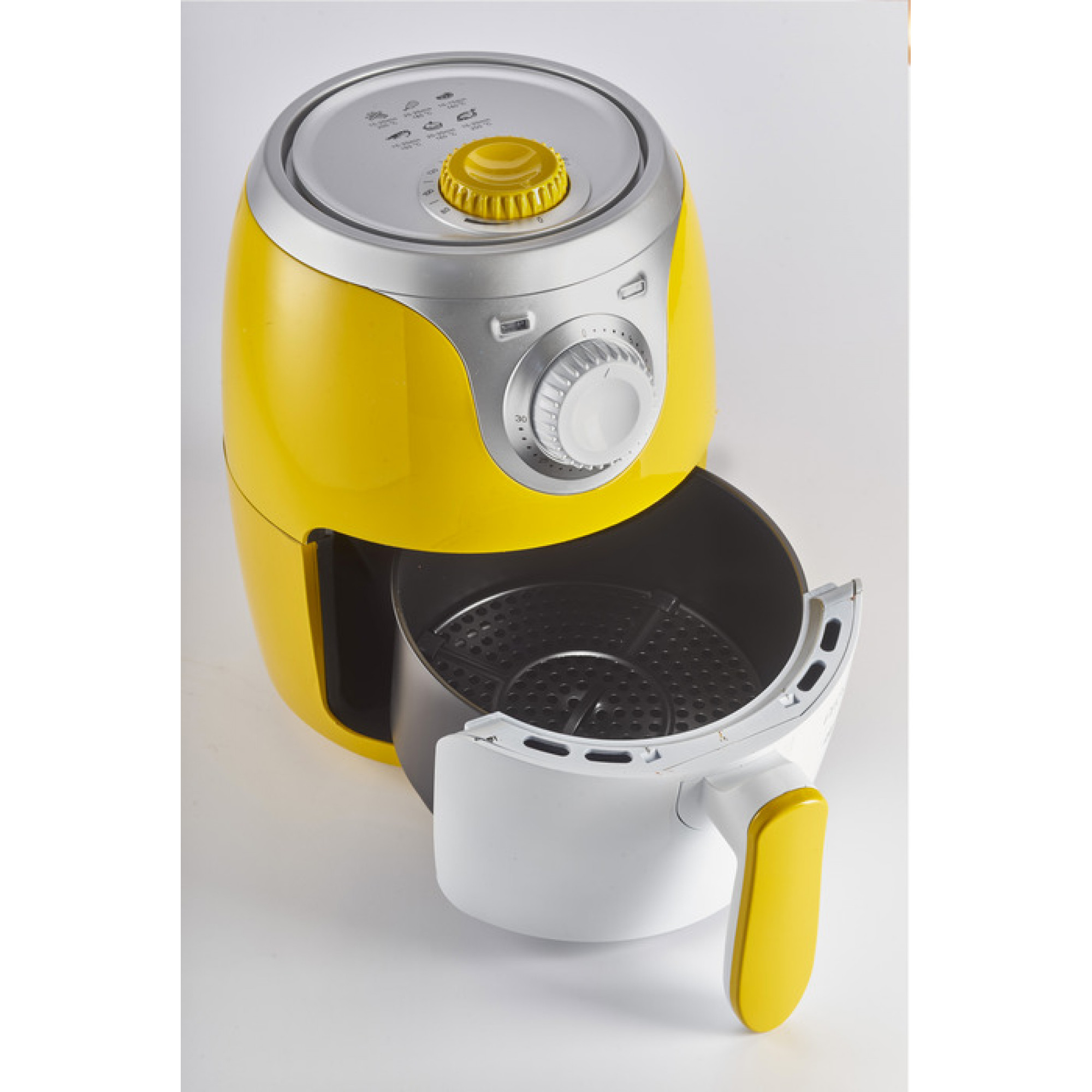 Freidora de aire amarilla y blanca con cesta negra y dial de control.