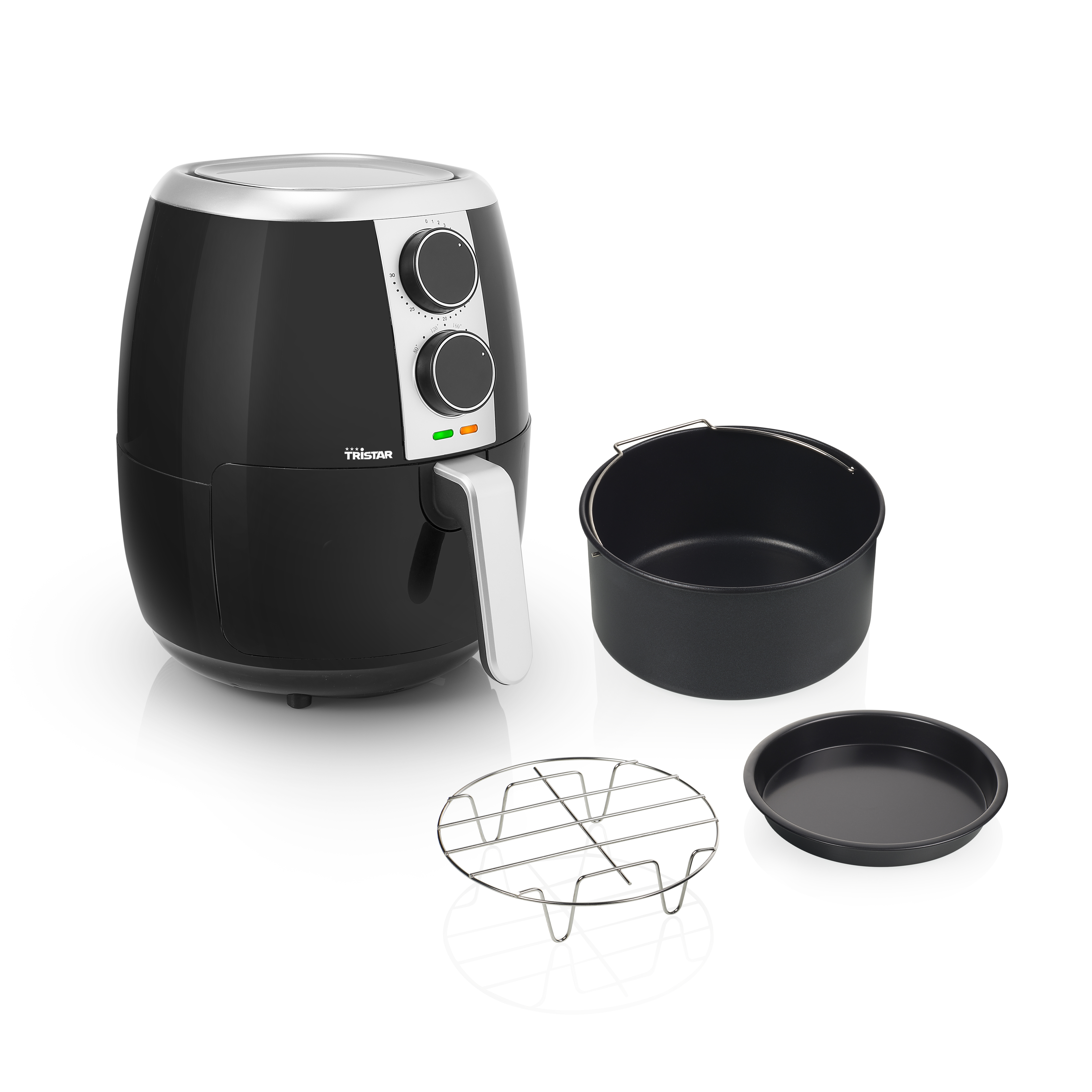 Friggitrice ad aria nera con accessori su sfondo bianco. Include cestello, vassoio e griglia.