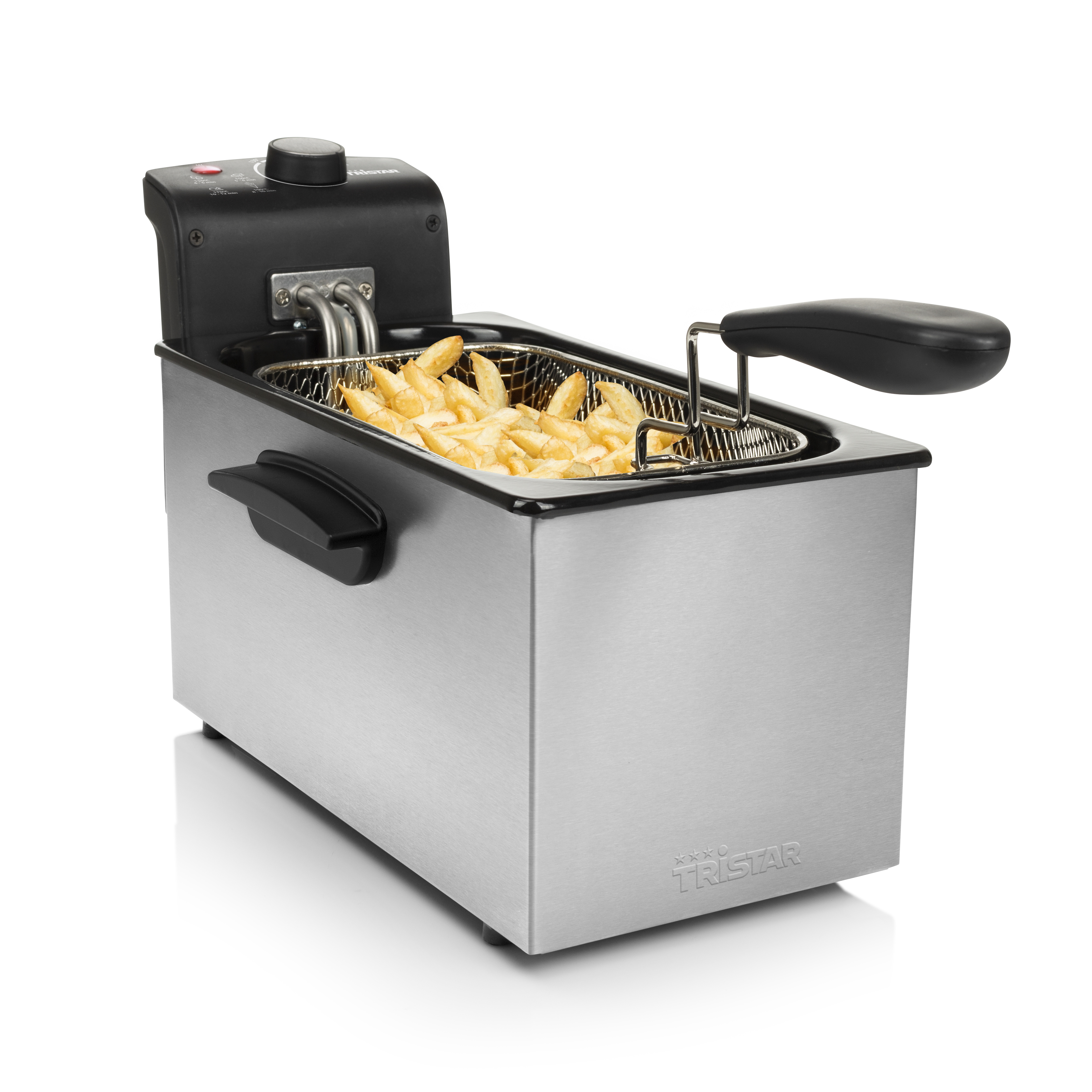Fritteuse aus Edelstahl mit Pommes im Korb, schwarzes Bedienfeld oben.