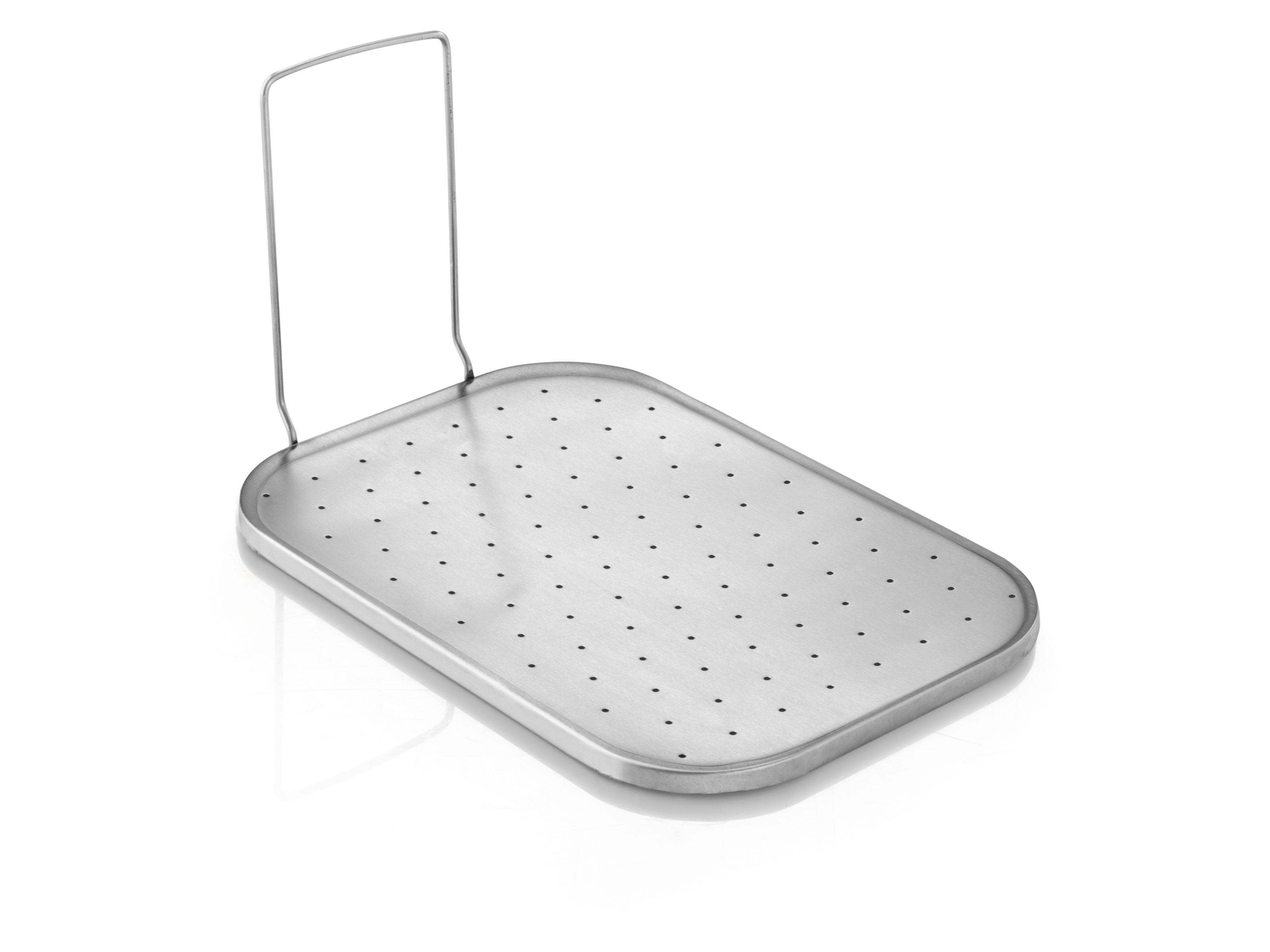 Metalowa, prostokątna blacha do pieczenia z otworami i uchwytem. Znajduje się na białej powierzchni.