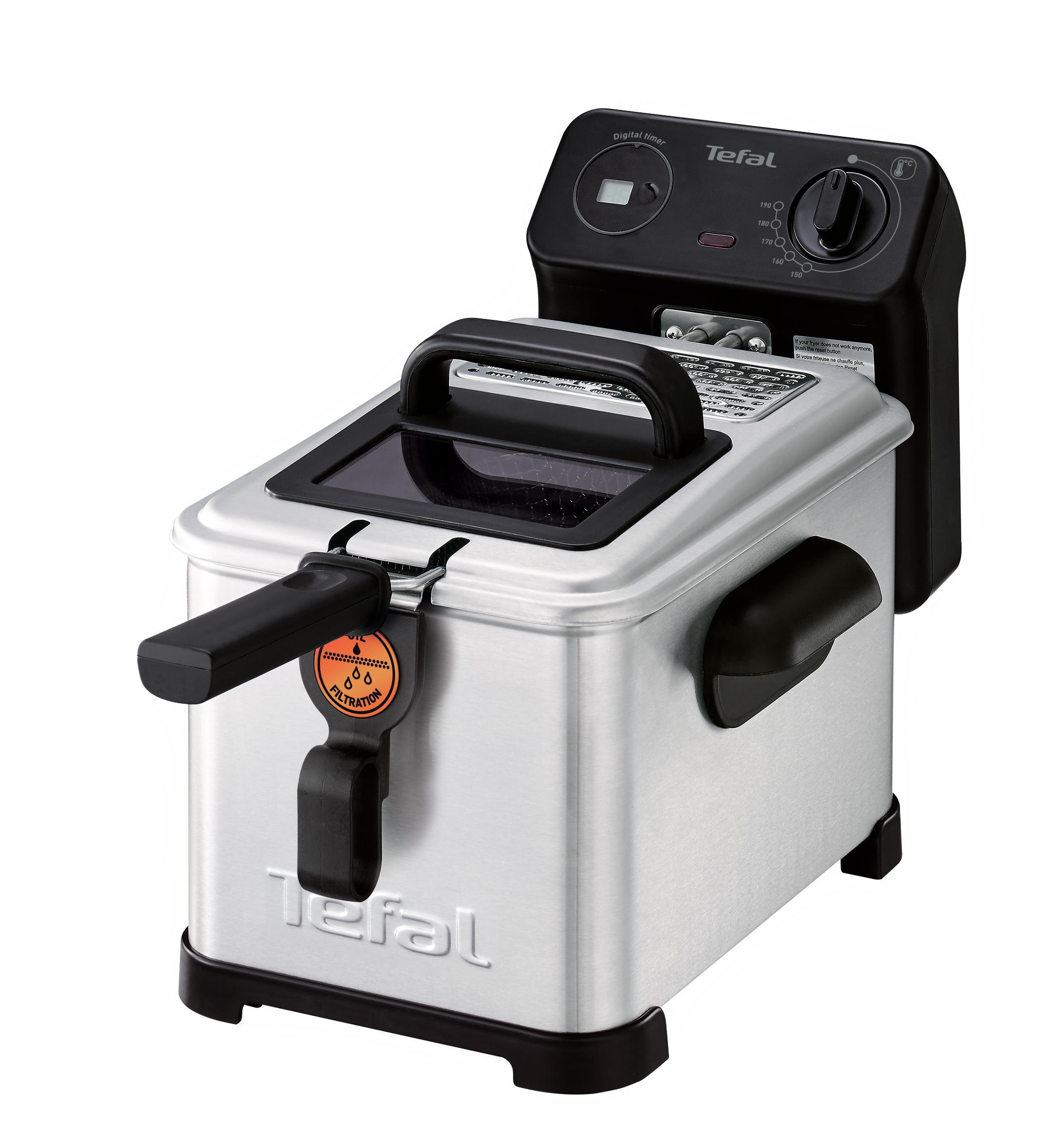 Srebrna frytkownica z czarnym uchwytem i panelem sterowania, na białym tle.