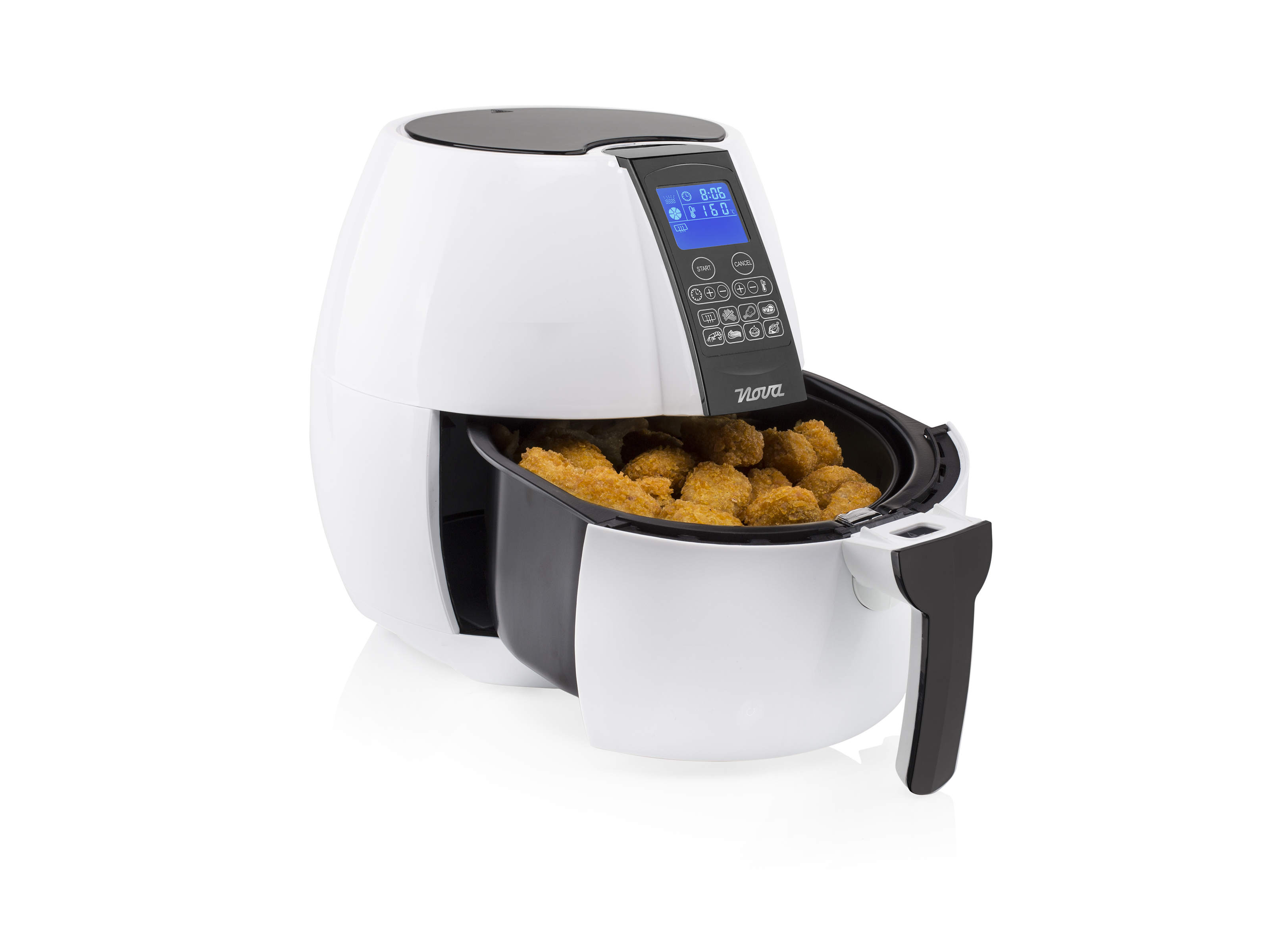 Friggitrice ad aria bianca con un contenitore nero pieno di cibi fritti. Su sfondo bianco.