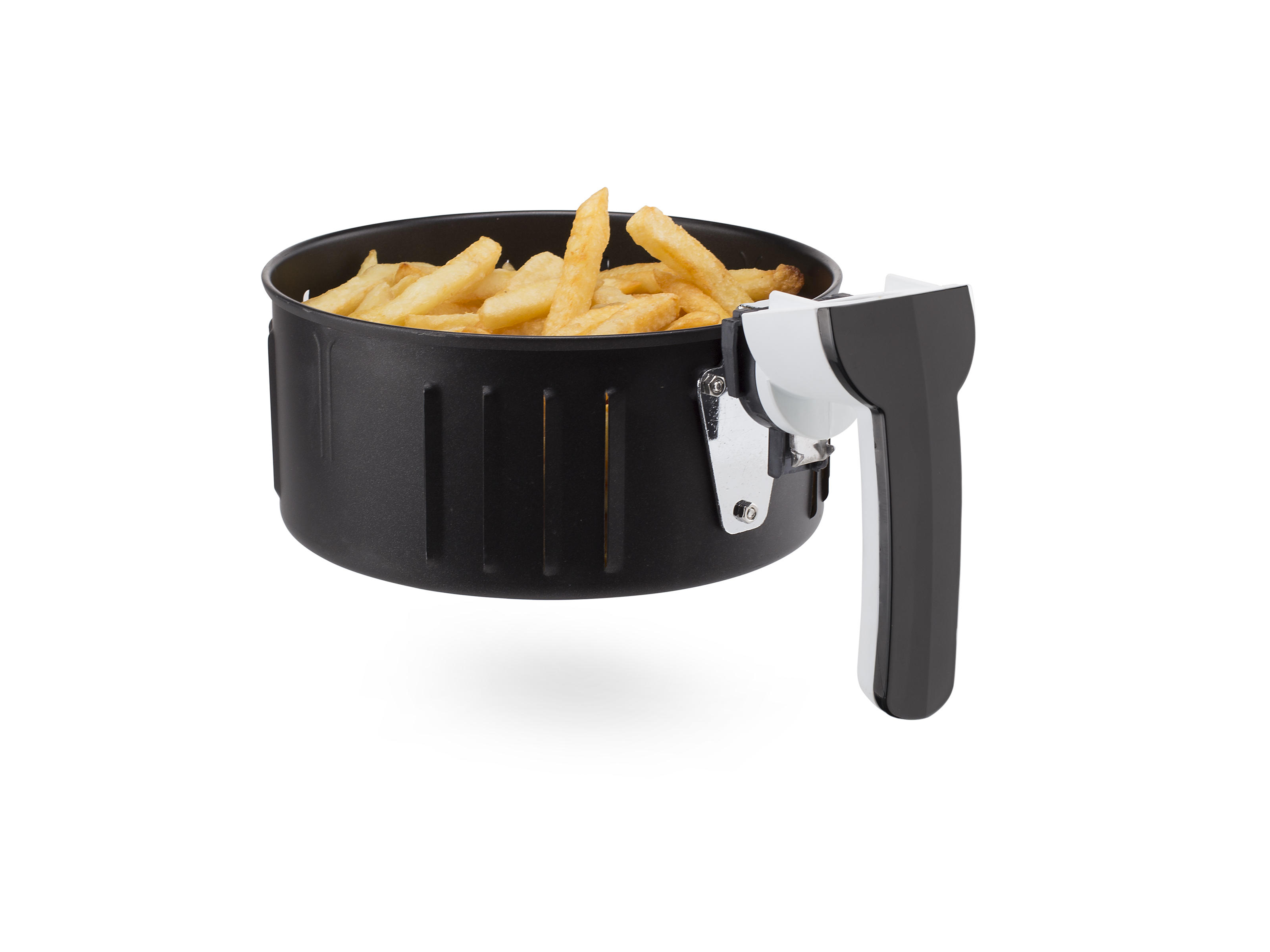 Un cestello per friggitrice ad aria pieno di patatine fritte dorate, manico visibile, isolato su sfondo bianco.
