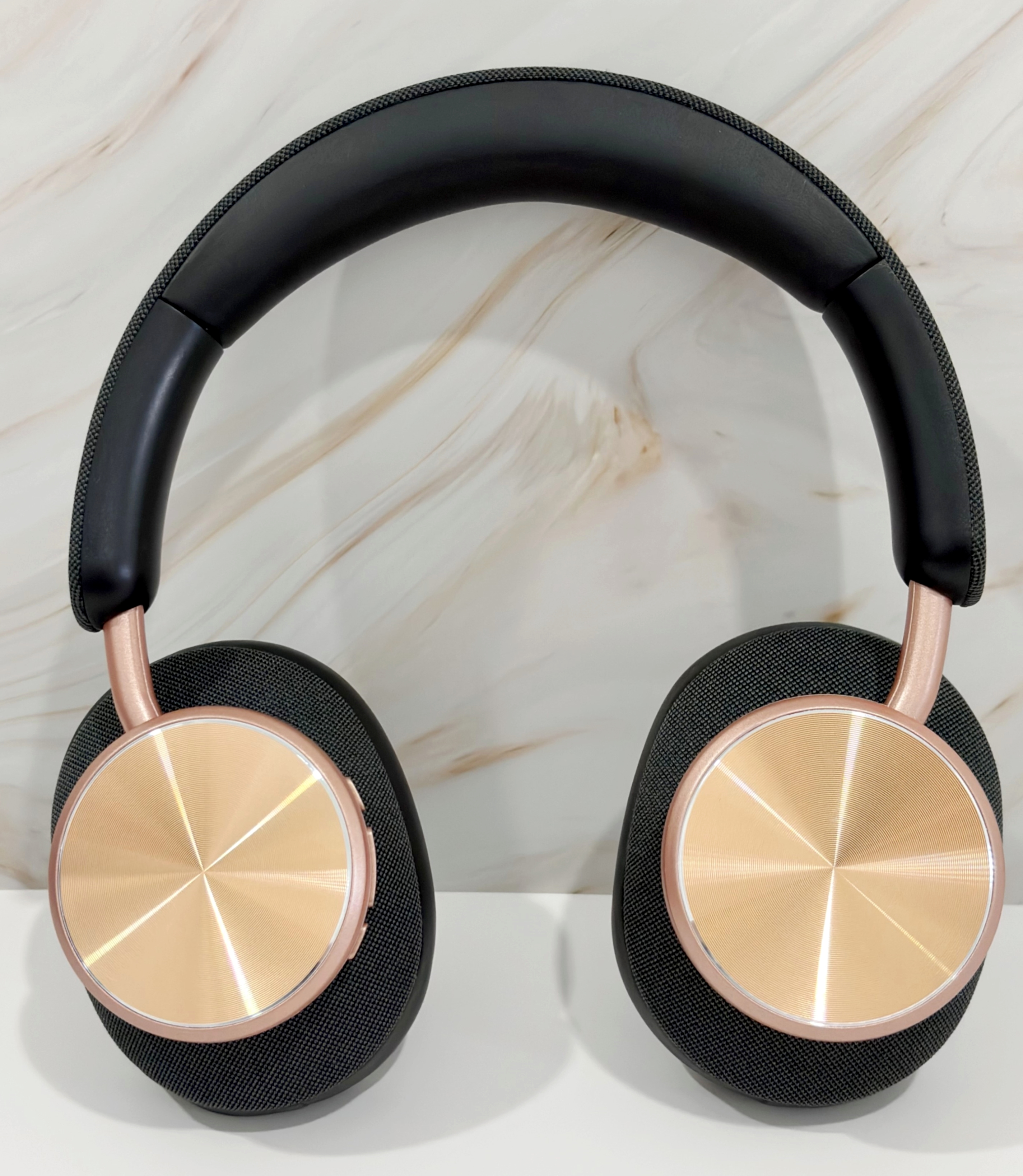 Auriculares supraaurales, diadema negra, auriculares dorados, tela negra.