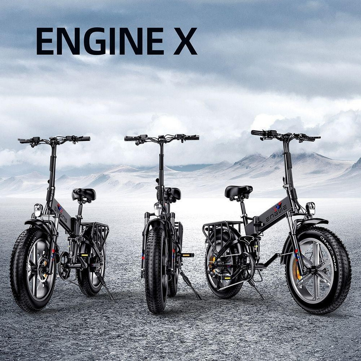 Drei schwarze Elektro-Fahrräder mit breiten Reifen auf grauer Oberfläche, Wort 'ENGINE X'.