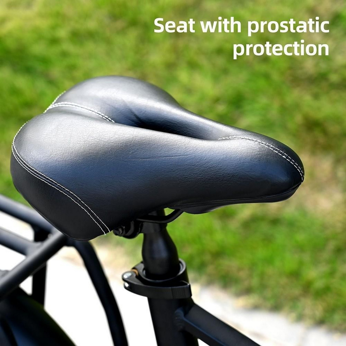 Ein schwarzer Fahrradsattel mit weißen Nähten, für den Prostata-Schutz konzipiert.