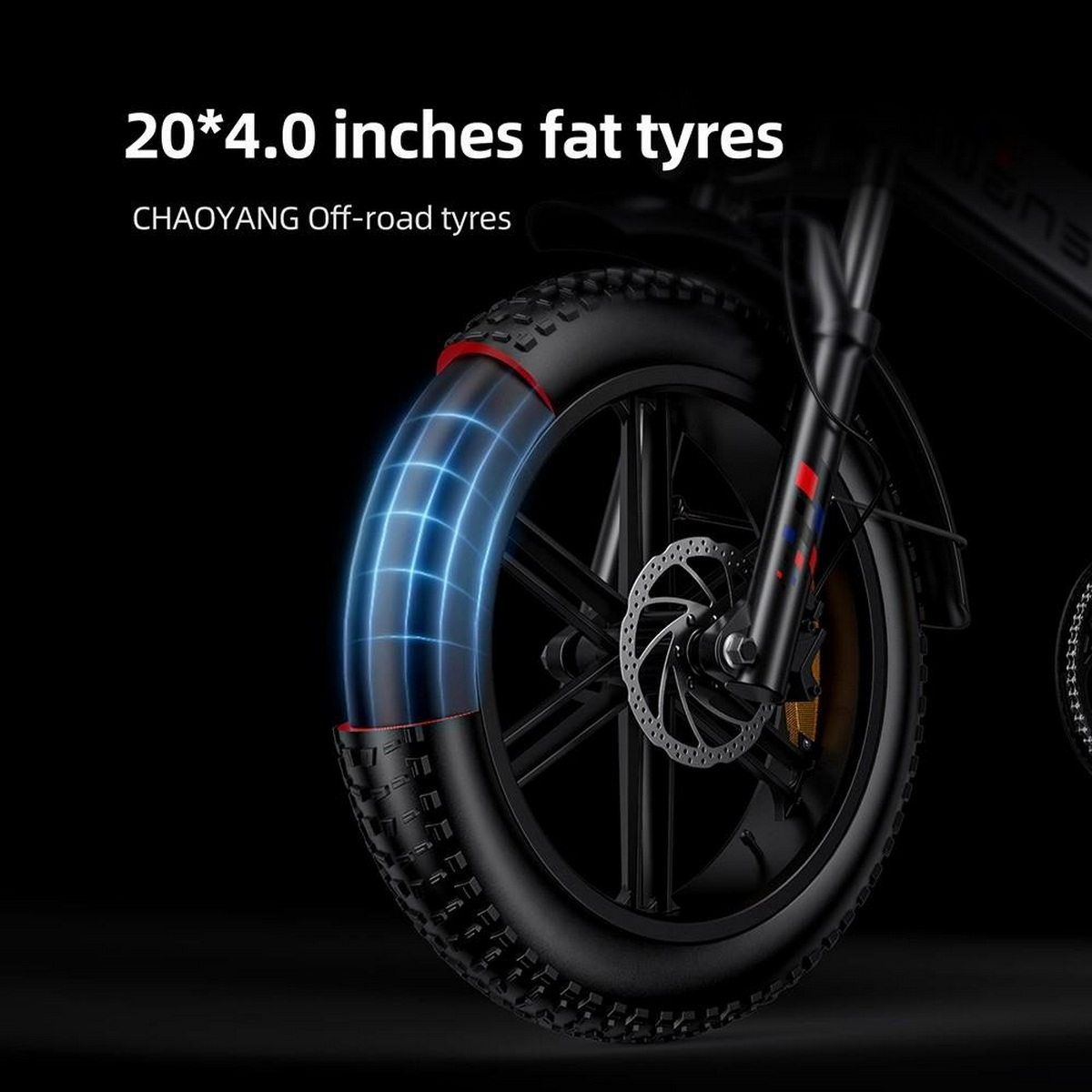 Un pneumatico nero con il testo "20*4.0 inches fat tyres". Il pneumatico è su una superficie nera.