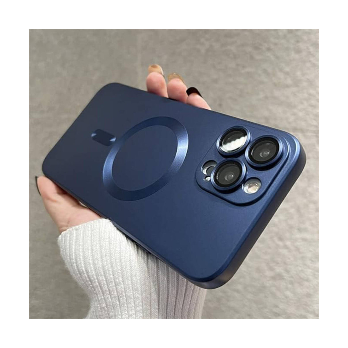 Custodia per telefono blu navy con tre obiettivi e un cerchio magnetico.