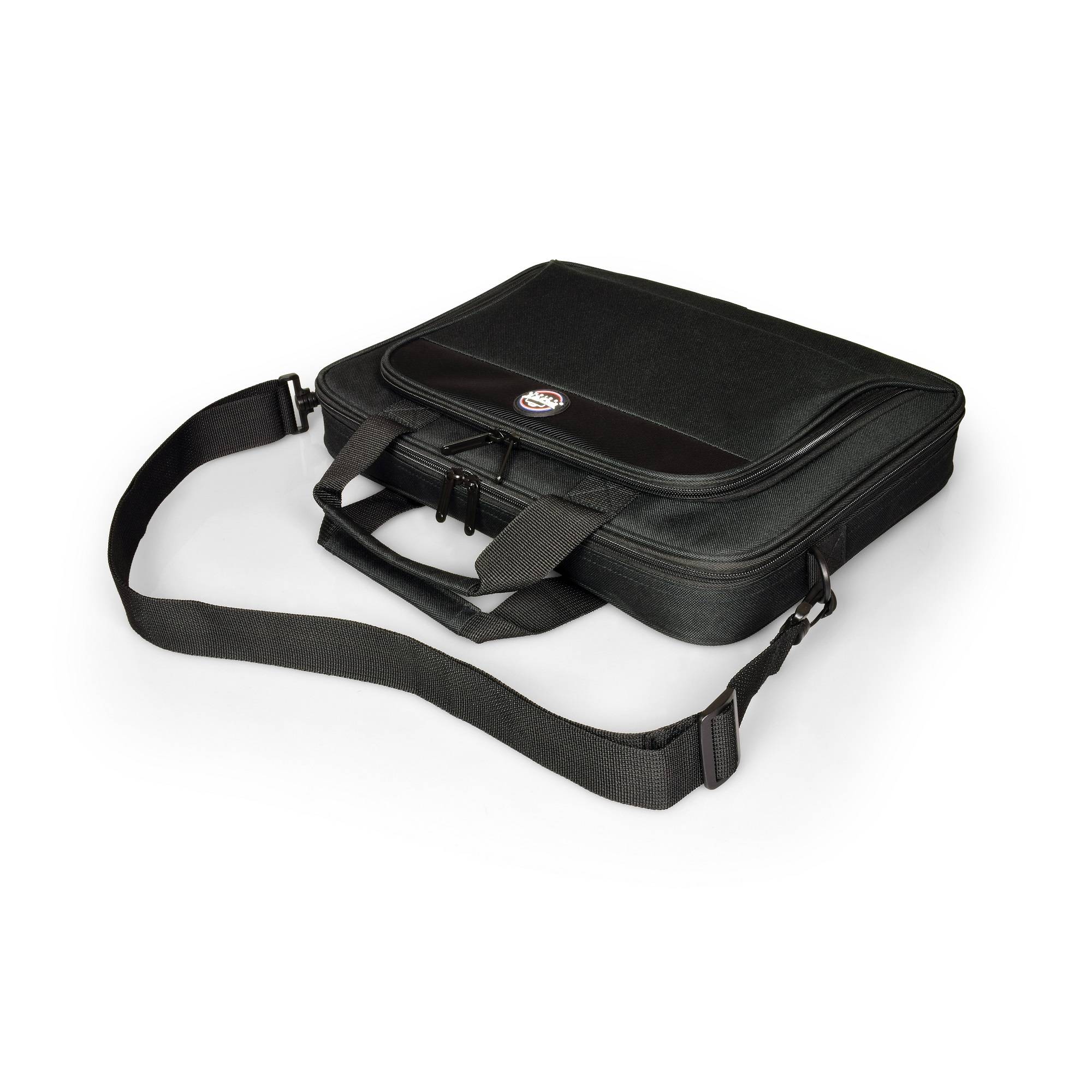 Bolsa negra para portátil con correa para el hombro sobre un fondo blanco. Vista superior, ligeramente inclinada.