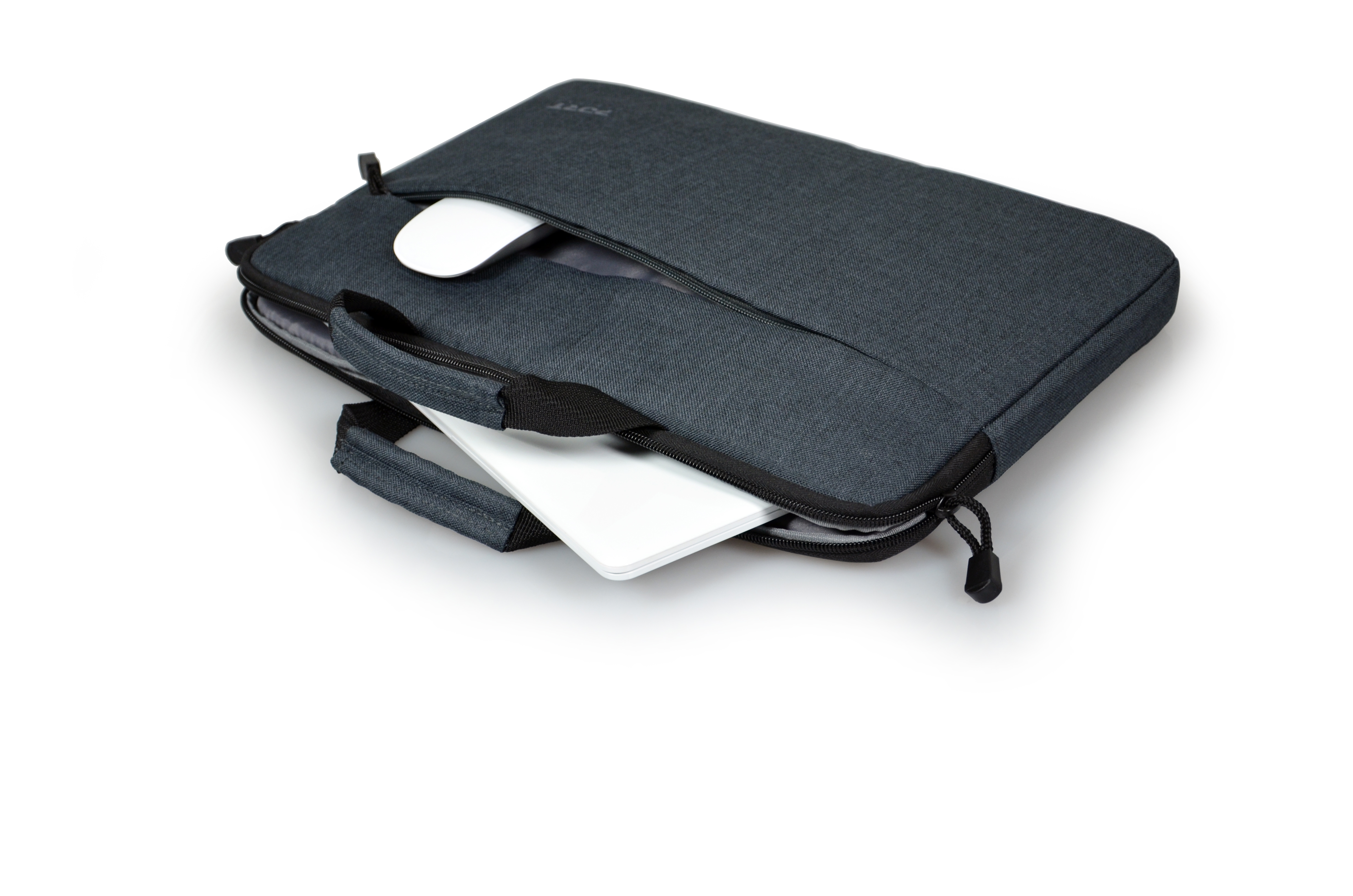 Housse d'ordinateur portable grise avec souris blanche. Ouverte, avec poignée. Fond blanc.