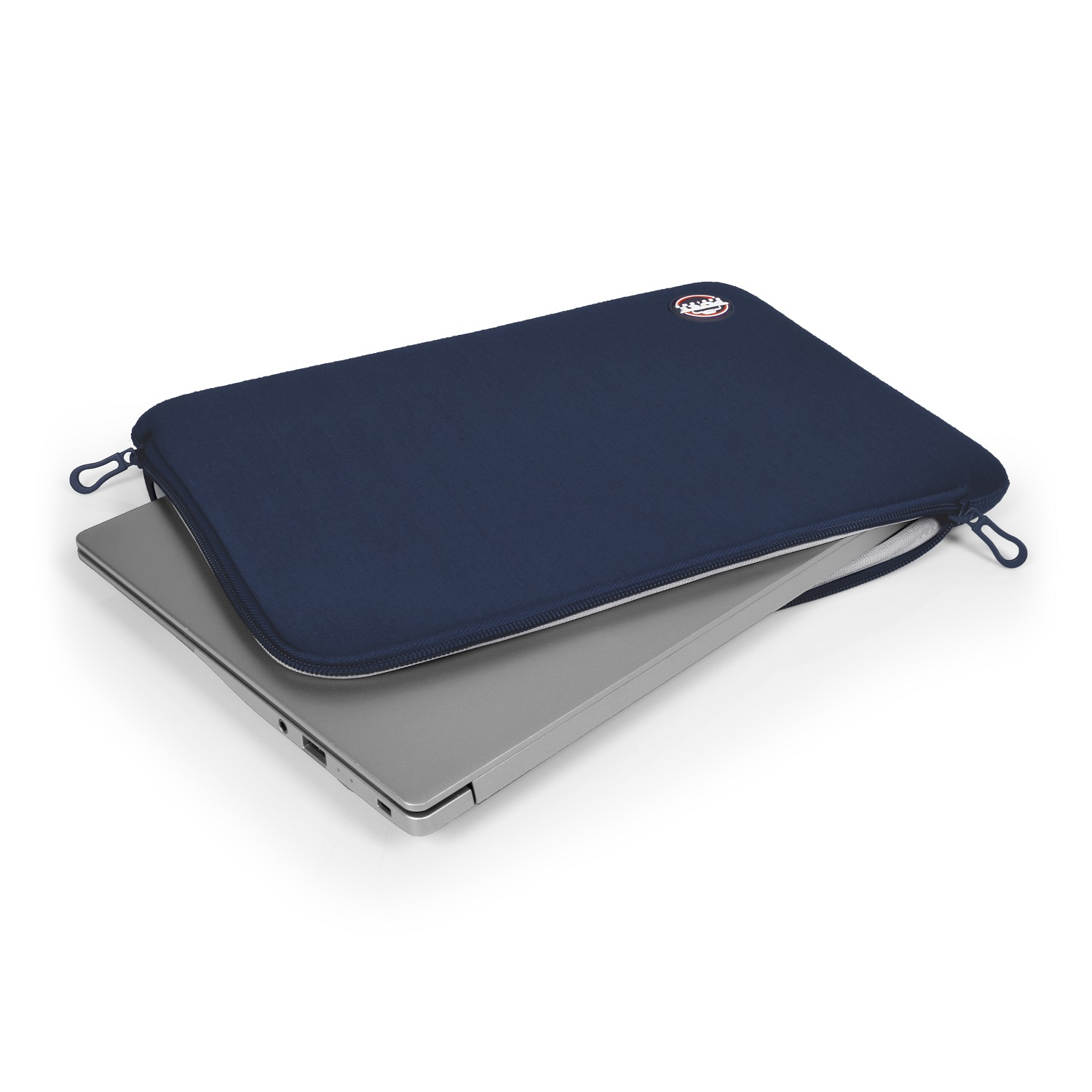 Laptop in una custodia blu navy, chiusa con la zip. La custodia è su una superficie bianca.