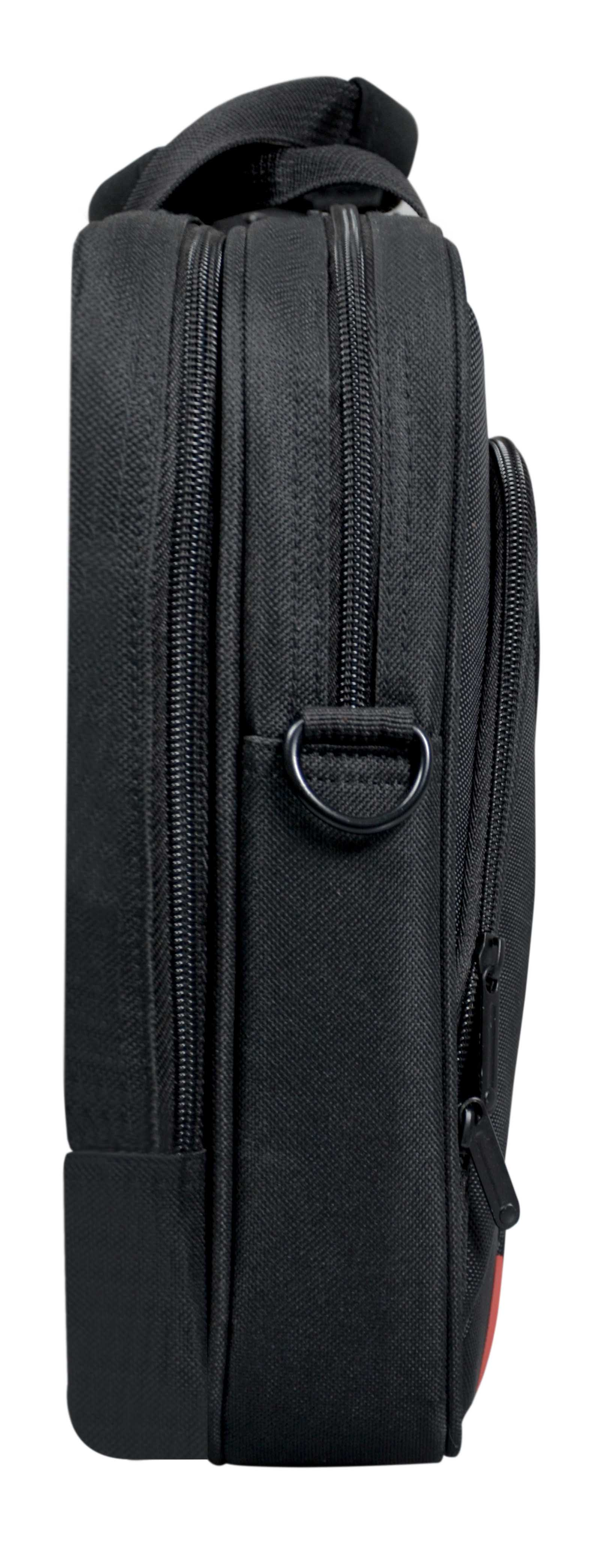 Una borsa messenger nera e rettangolare. Ha una tracolla e dettagli rossi. Vista laterale su sfondo bianco.