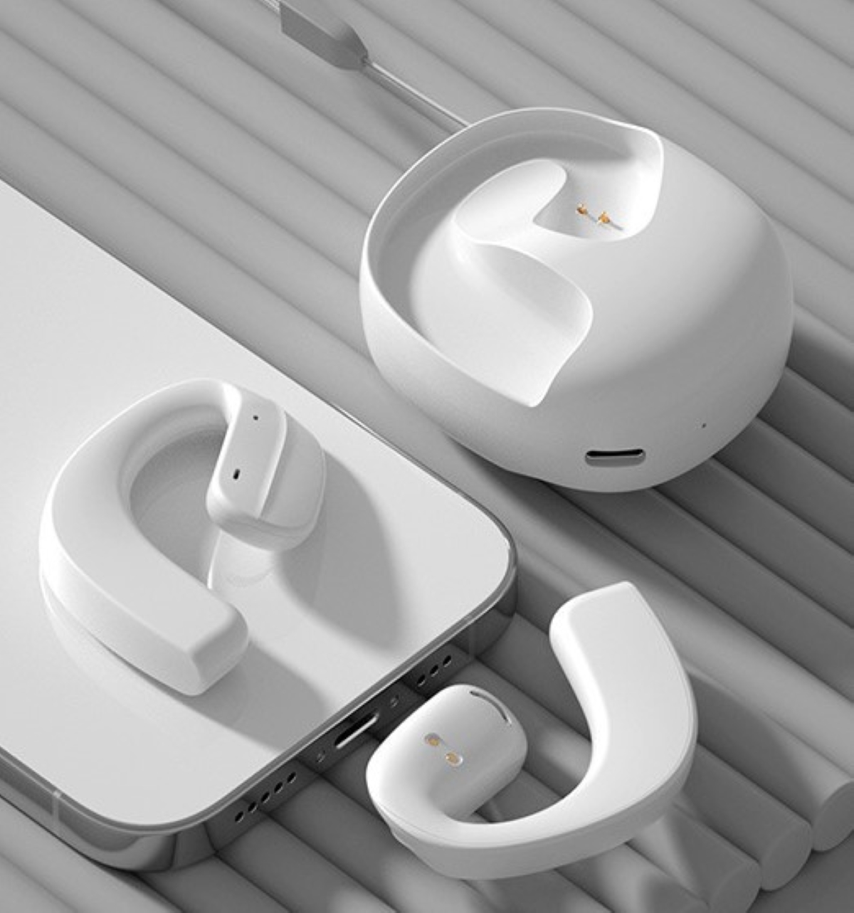 Auriculares blancos y base de carga. Un auricular está en un teléfono, dos están separados. La base es circular.