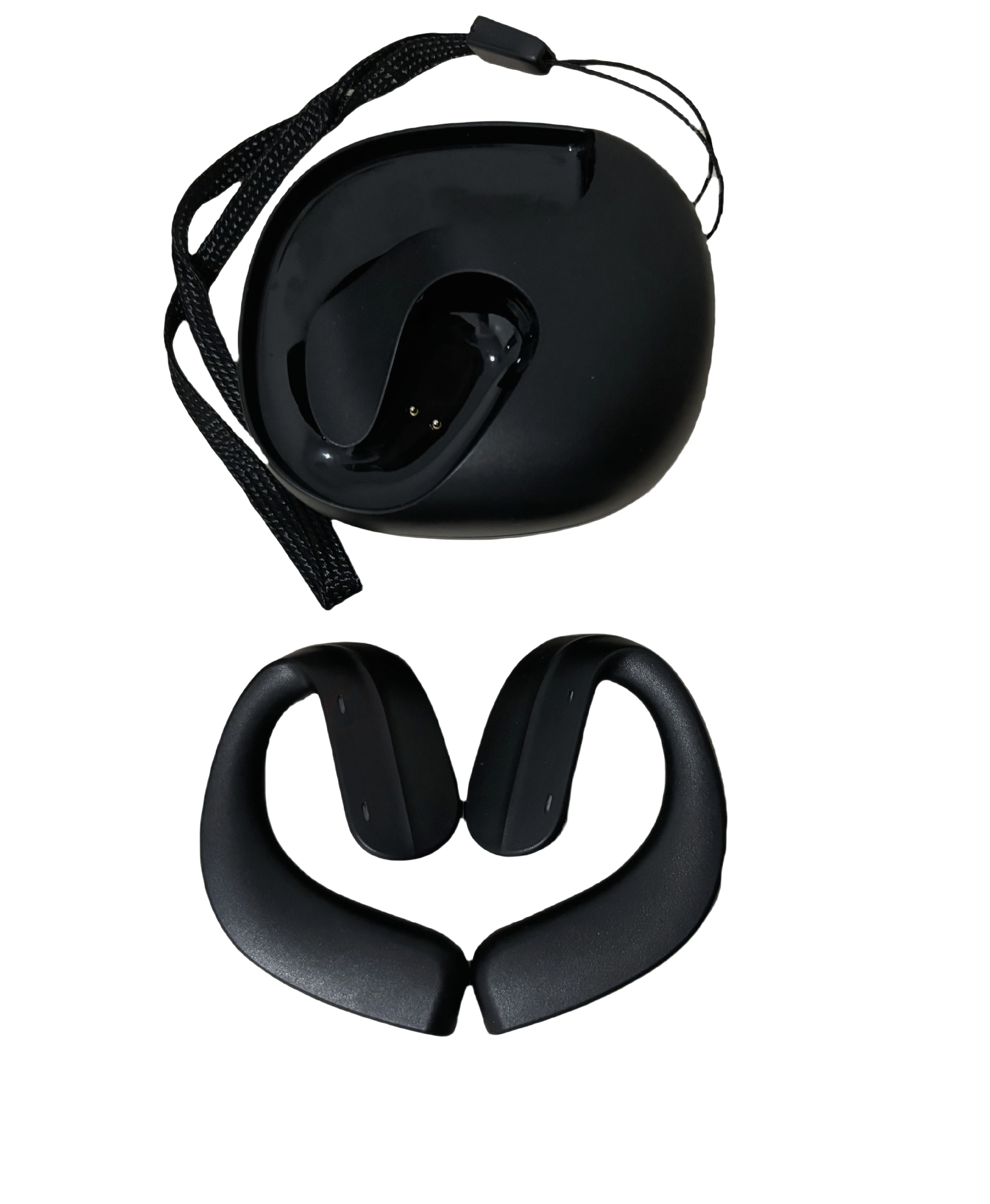 Auriculares negros y estuche de carga. Los auriculares tienen una forma curva única.