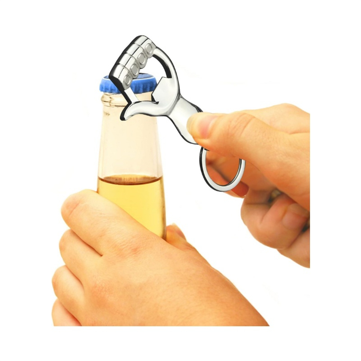 Ein Flaschenöffner öffnet eine Bierflasche. Hände sind sichtbar. Weißer Hintergrund.