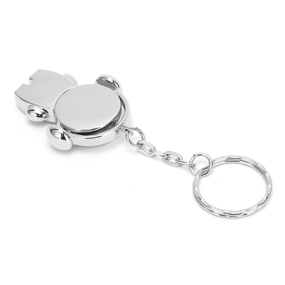 Ein silberner, bärenförmiger Schlüsselanhänger auf weißem Untergrund. Er hat eine Kette und einen Schlüsselring.