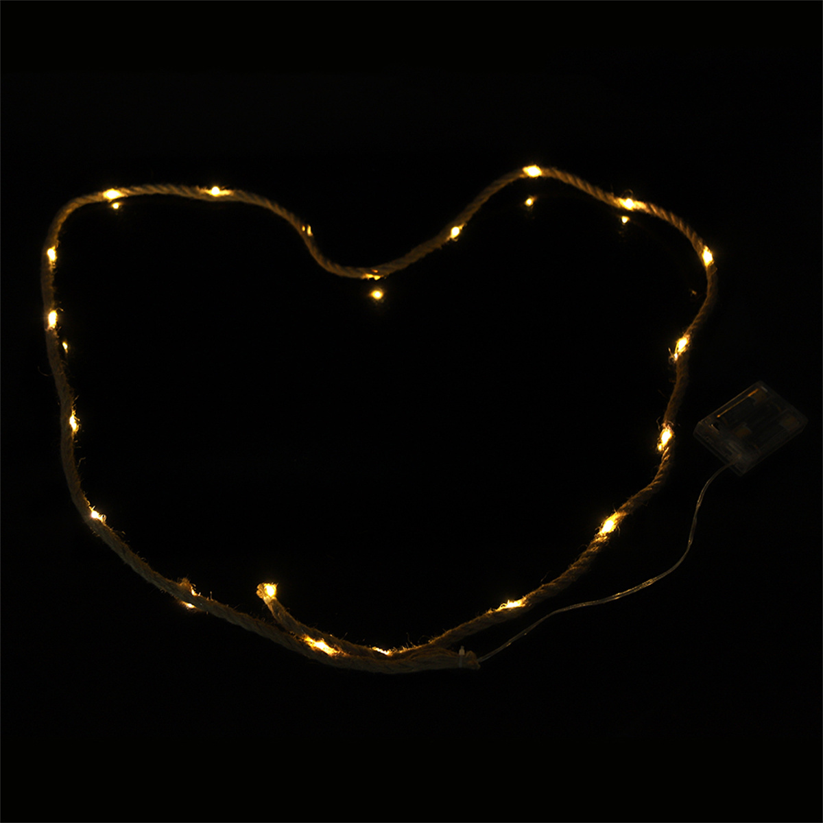 Lichterketten in Herzform vor schwarzem Hintergrund. Die Lichter sind warm und leuchten.