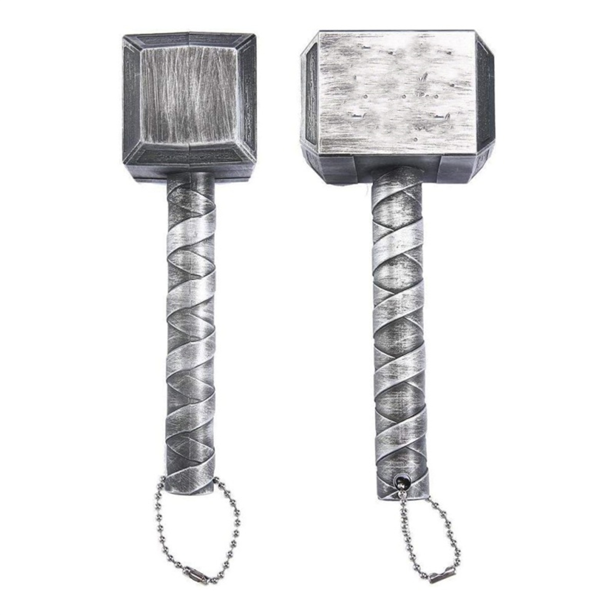 Zwei silberne Hämmer mit strukturierten Griffen und Kettenschlaufen. Die Hammerköpfe sind quadratisch geformt.
