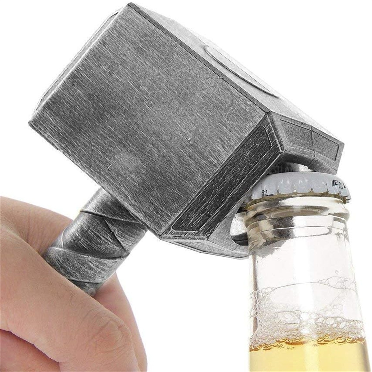 Eine Hand öffnet eine Bierflasche mit einem silbernen, hammerförmigen Flaschenöffner.