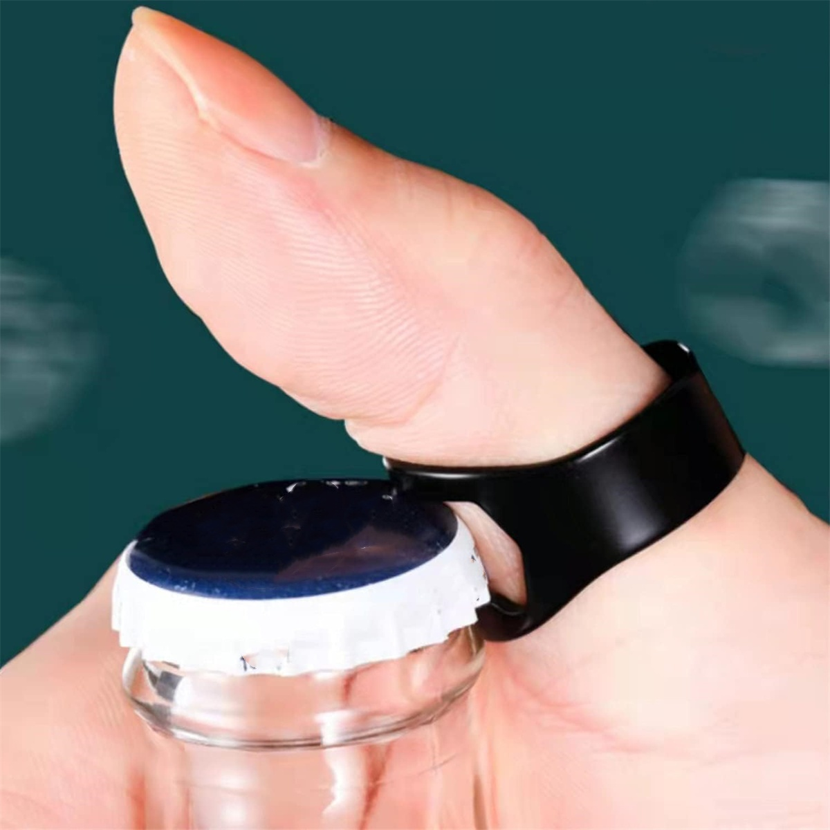 Finger, der eine kleine Glasflasche mit einem schwarzen Ring hält. Flaschendeckel ist sichtbar.