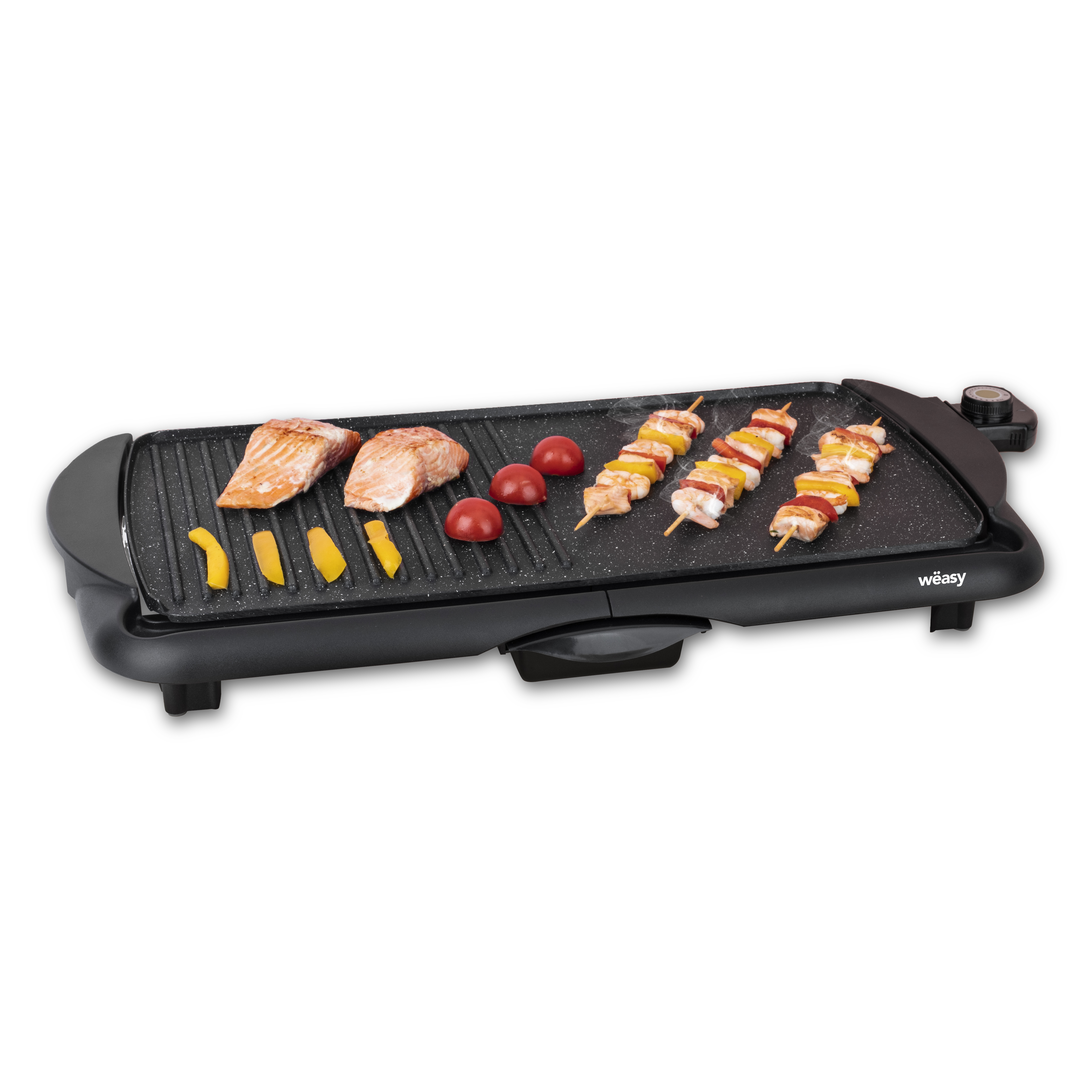 Ein schwarzer elektrischer Grill mit Essen, einschließlich Fleisch und Gemüse.