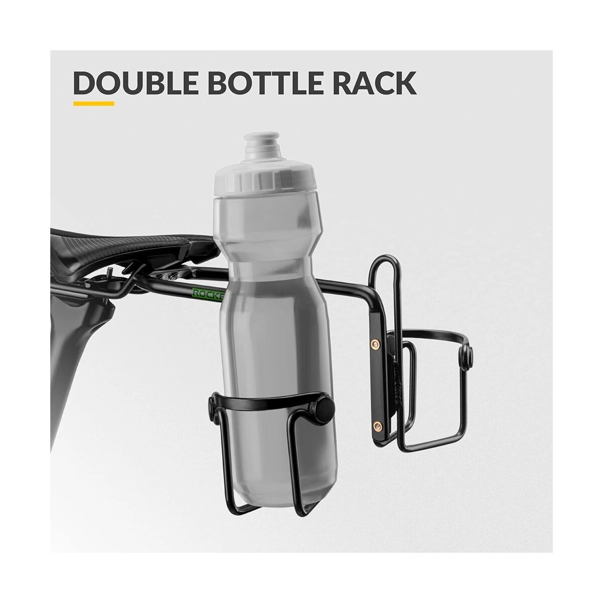 Fahrrad-Flaschenhalter mit einer grauen Wasserflasche. Der Halter ist schwarz, am Fahrradrahmen montiert. Der Text "DOUBLE BOTTLE RACK".
