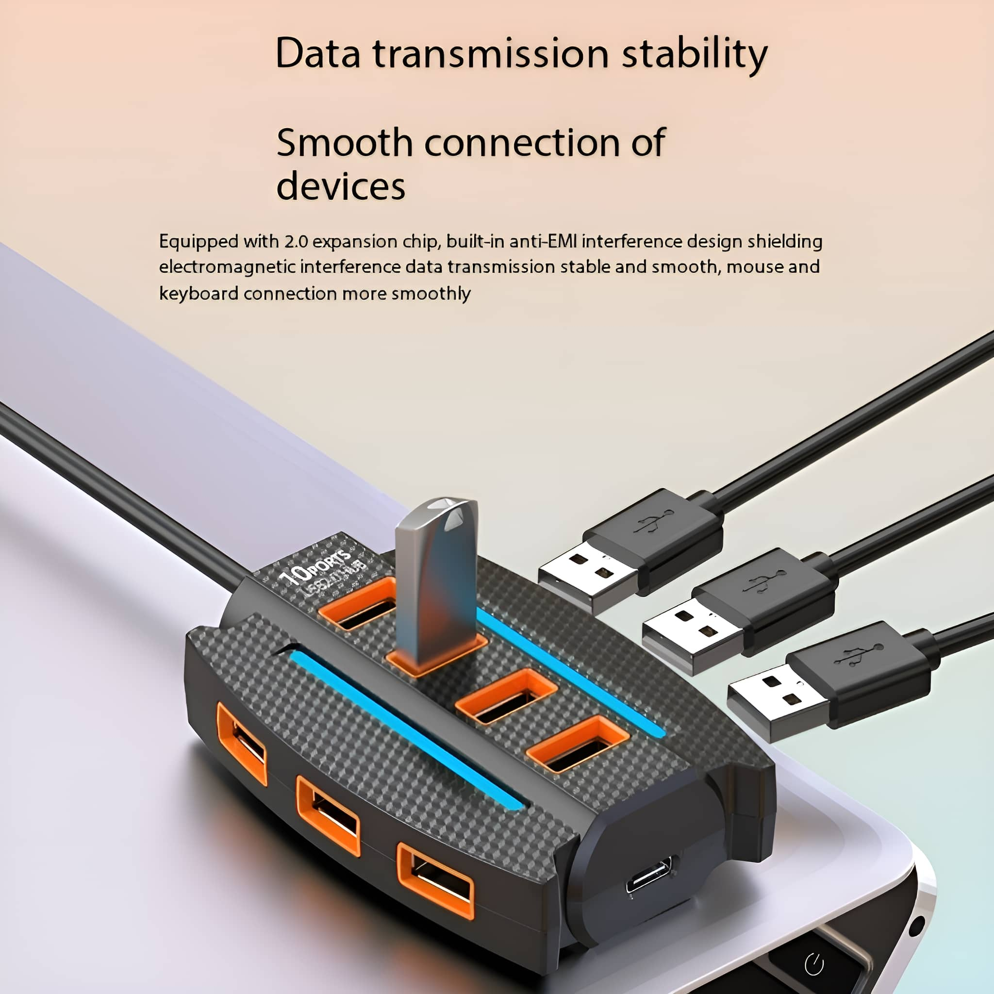 USB-Hub mit USB-Kabeln auf Laptop-Oberfläche.