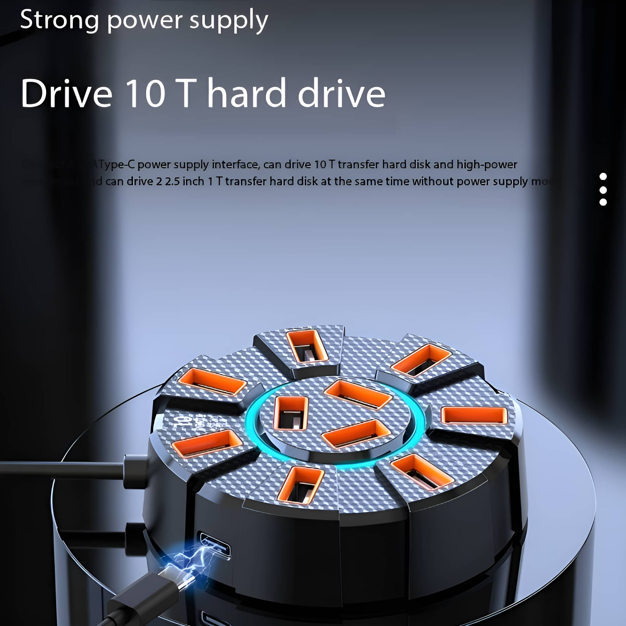 Schwarzer und oranger USB-Hub mit mehreren Anschlüssen, auf reflektierender Oberfläche mit Netzkabel.