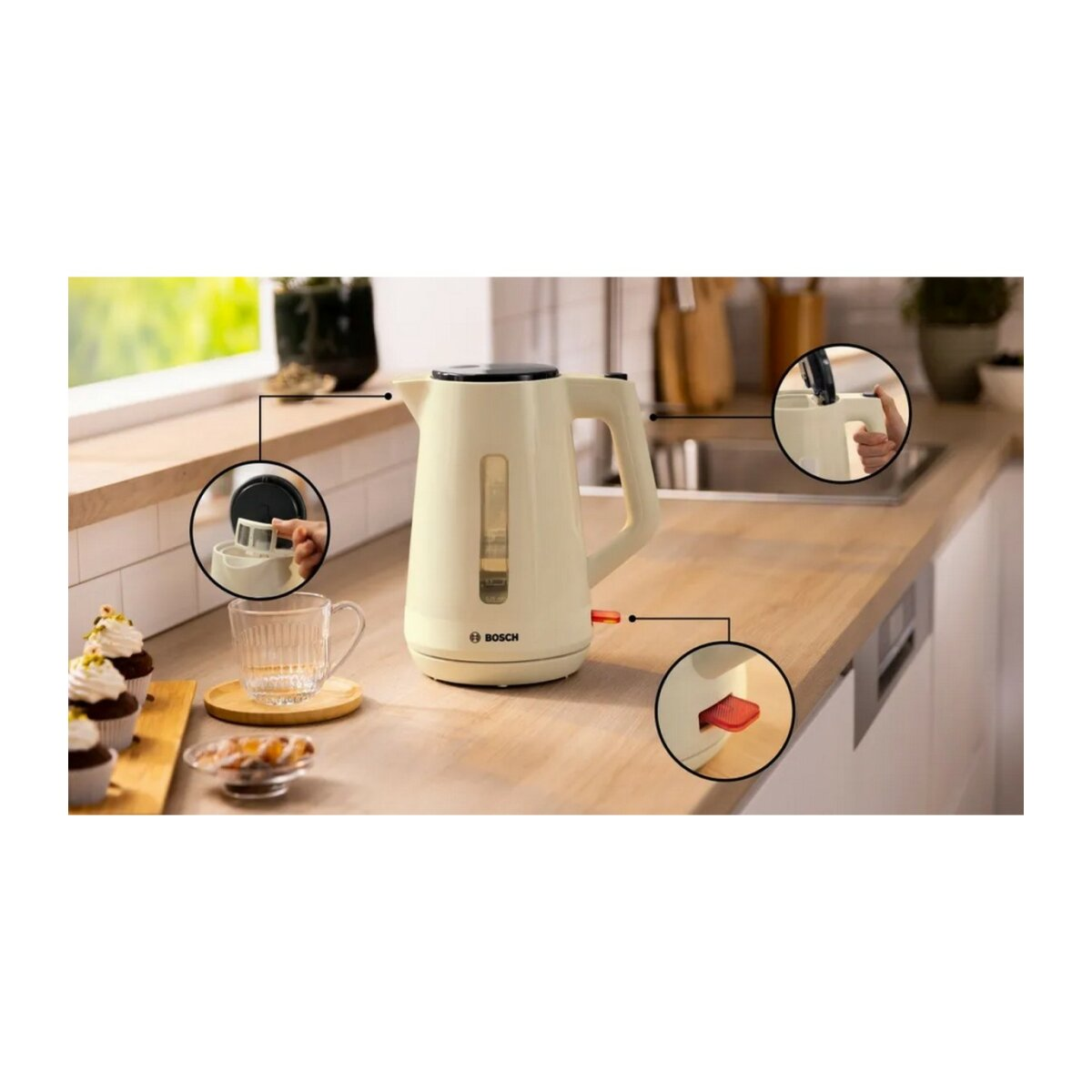 Kremowy czajnik elektryczny. Widoczne szczegóły pokrywy, wylewki i przełącznika zasilania.