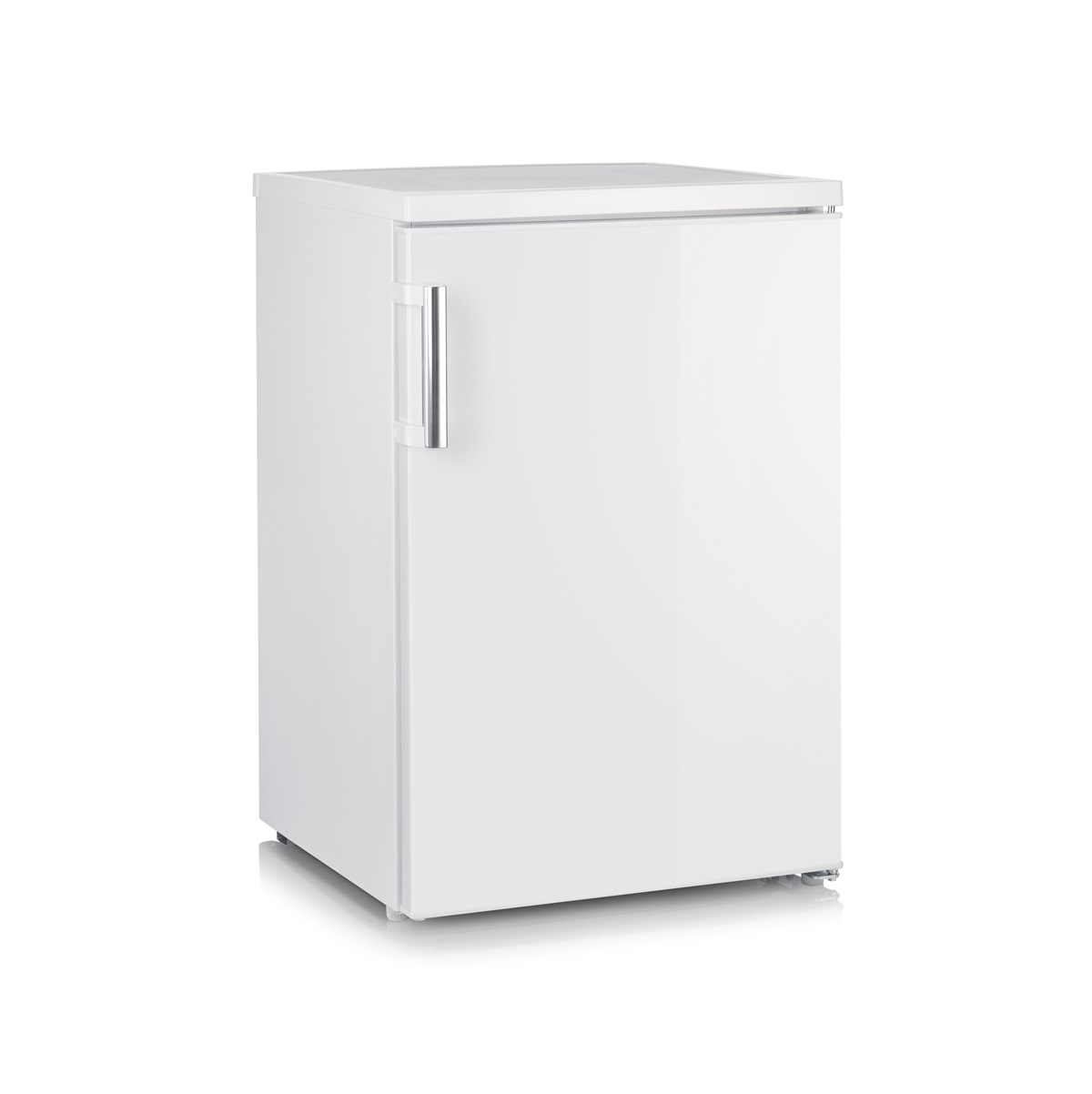 Weißer Kühlschrank mit silbernem Griff vor weißem Hintergrund, im Schatten.