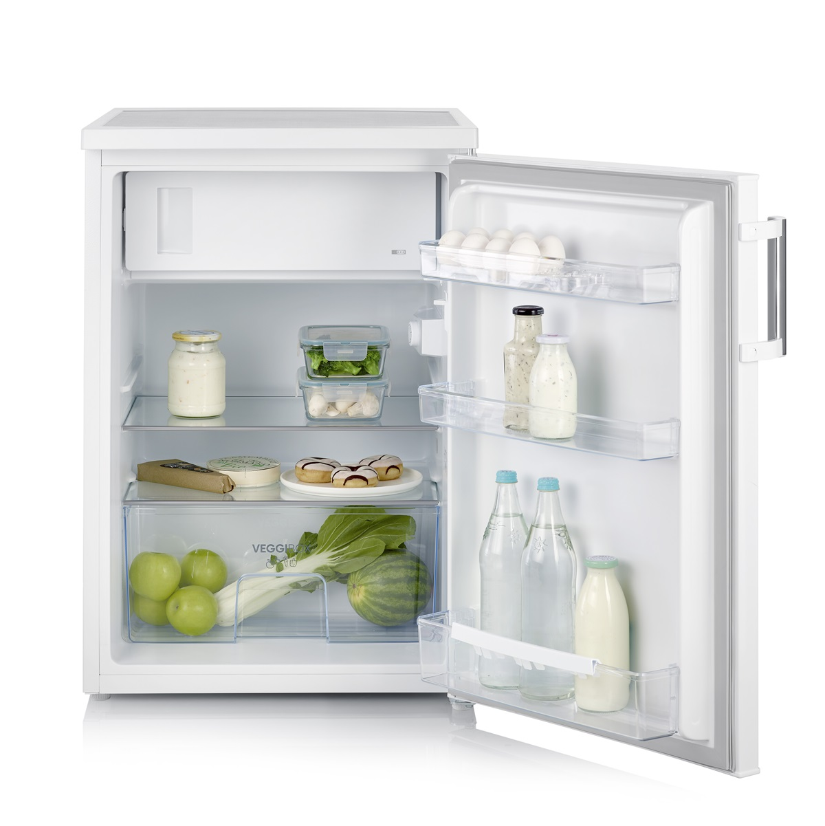 Ein weißer Kühlschrank mit geöffneter Tür, die Regale mit Lebensmitteln zeigt.