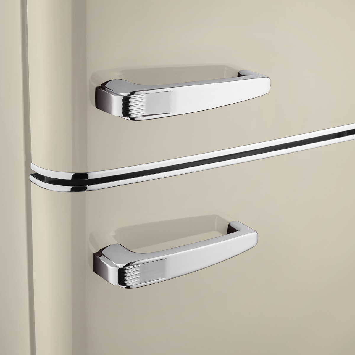 Zbliżenie na lodówkę. Beżowy korpus i chromowane uchwyty. Izolowane na białym tle.