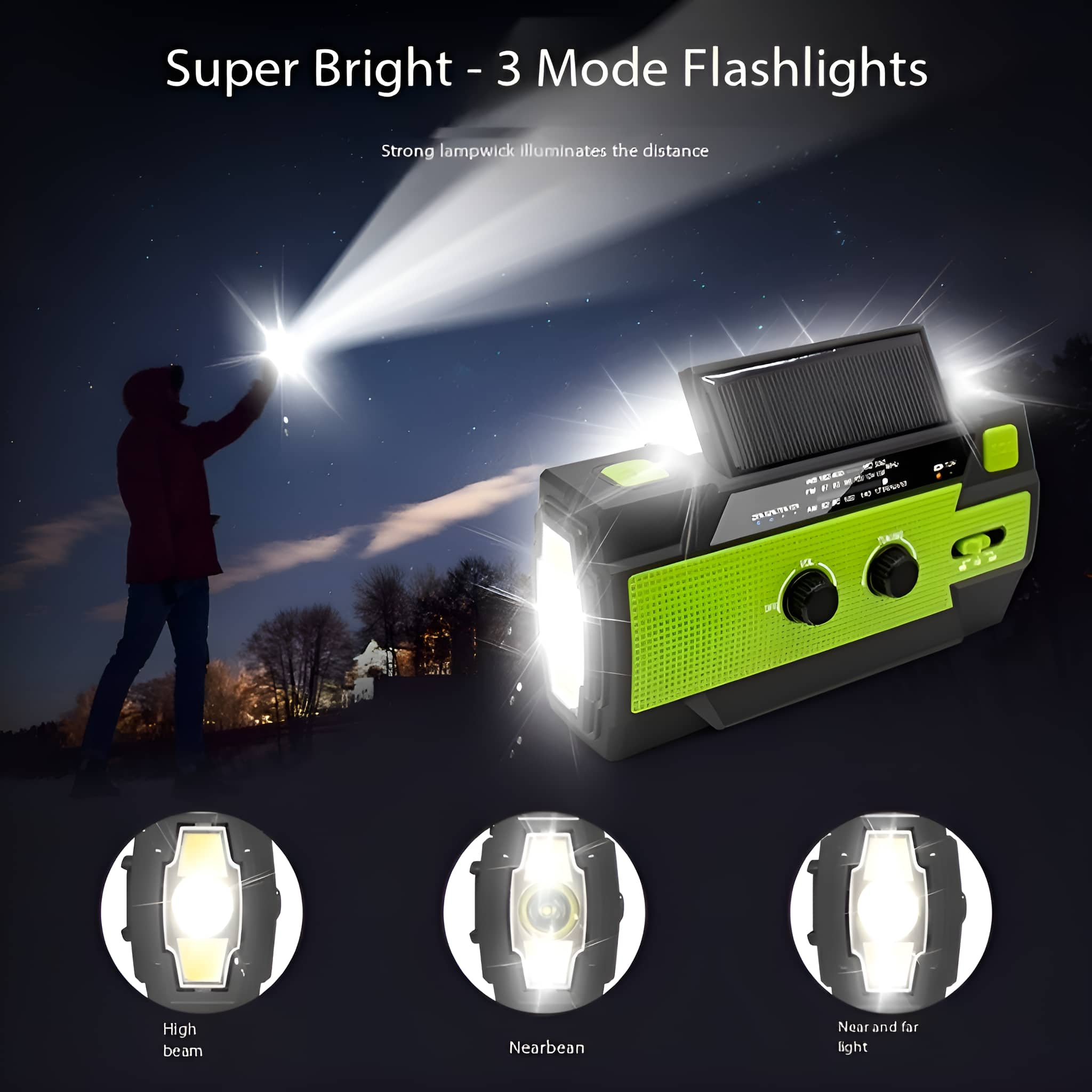 Ein Mann benutzt nachts eine Taschenlampe. Die Taschenlampe und ein Radio mit Solarpanel sind hell.