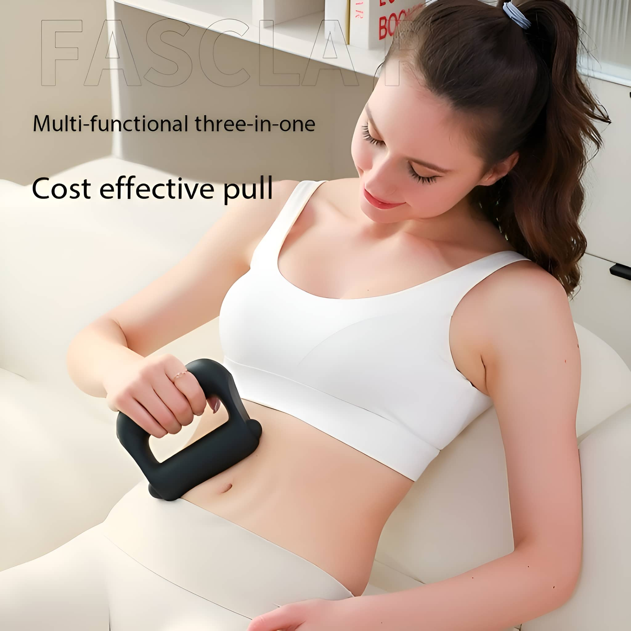 Frau benutzt schwarzes Gerät auf dem Bauch auf Sofa. Text: Cost effective pull.