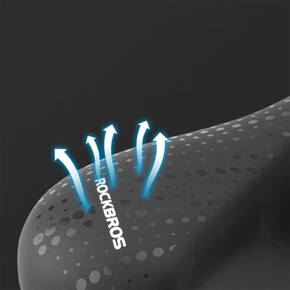 Zbliżenie ciemnoszarego siodełka rowerowego z białymi strzałkami wskazującymi przepływ powietrza i słowem ROCKBROS.