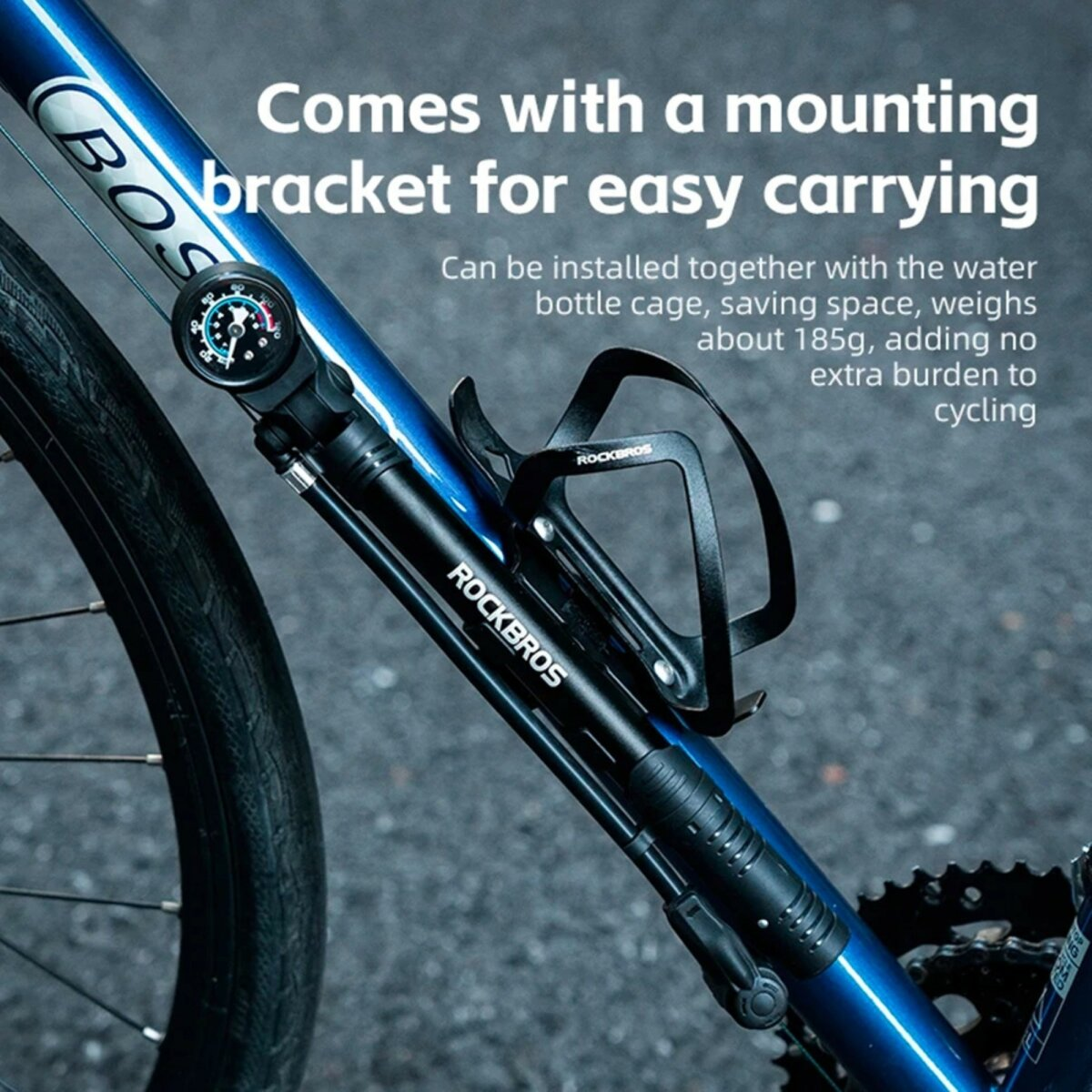 Schwarze Fahrradpumpe an blauem Fahrradrahmen befestigt.