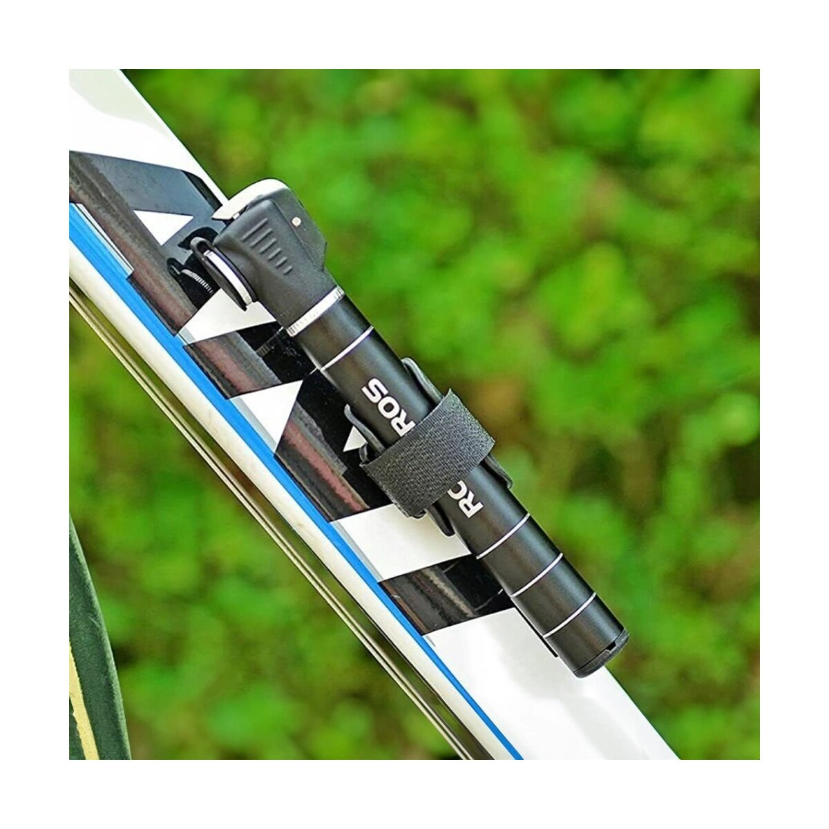 Eine schwarze Fahrradpumpe, die an einem Fahrradrahmen befestigt ist. Die Pumpe ist schwarz.