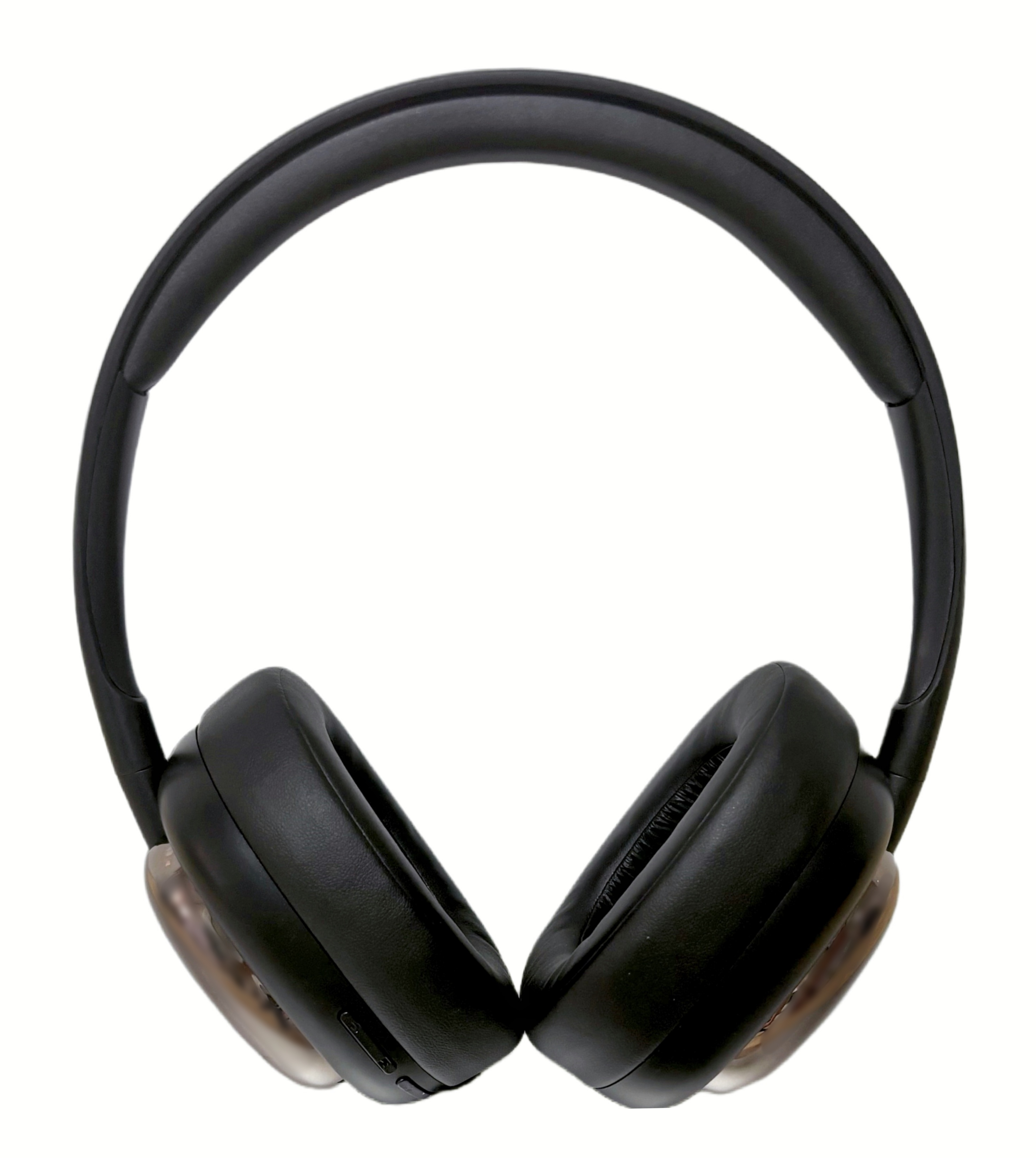 Auriculares negros con auriculares grandes y diadema, sobre fondo blanco.