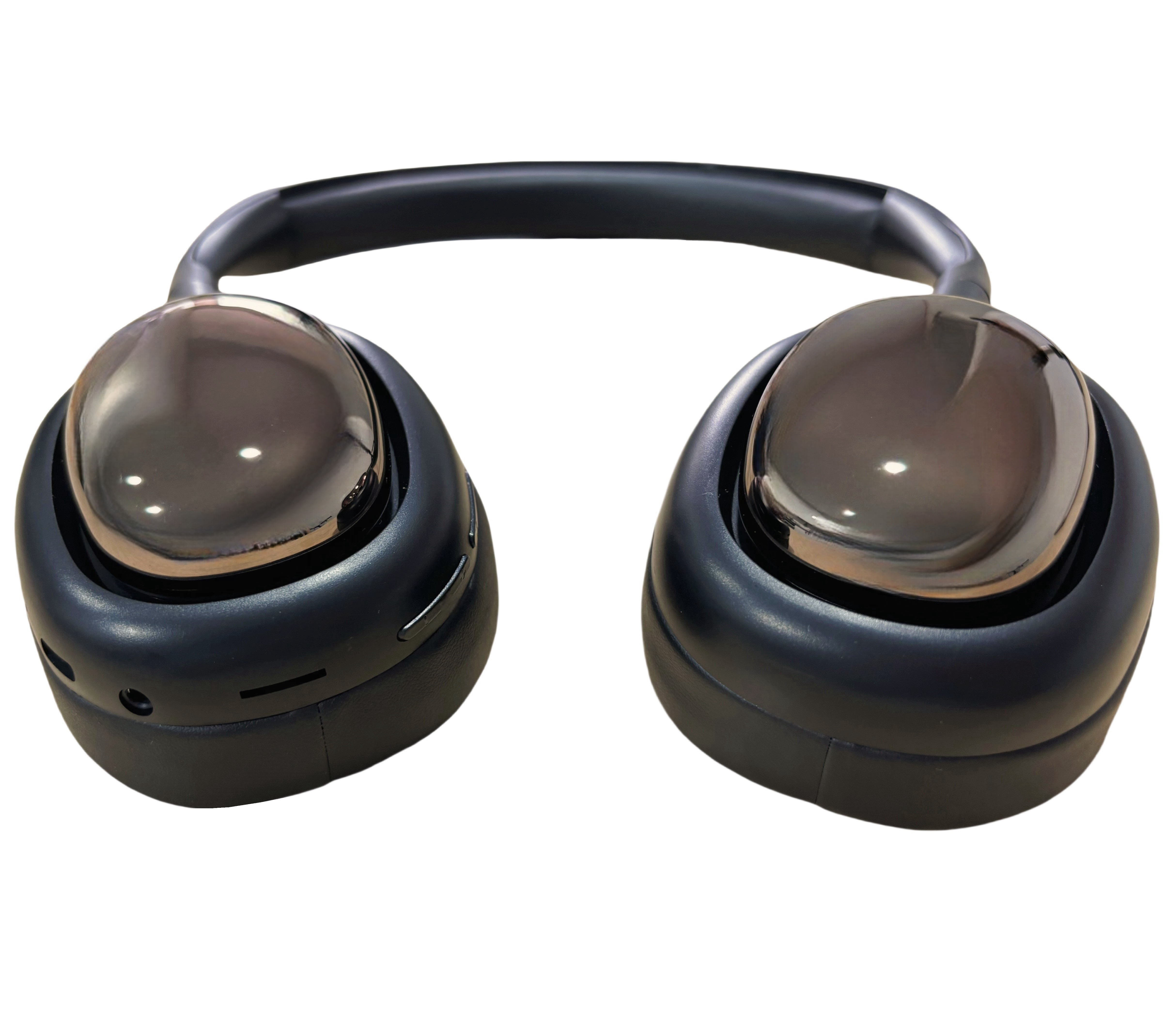 Auriculares negros sobre la oreja con copas plateadas, aislados sobre fondo blanco.
