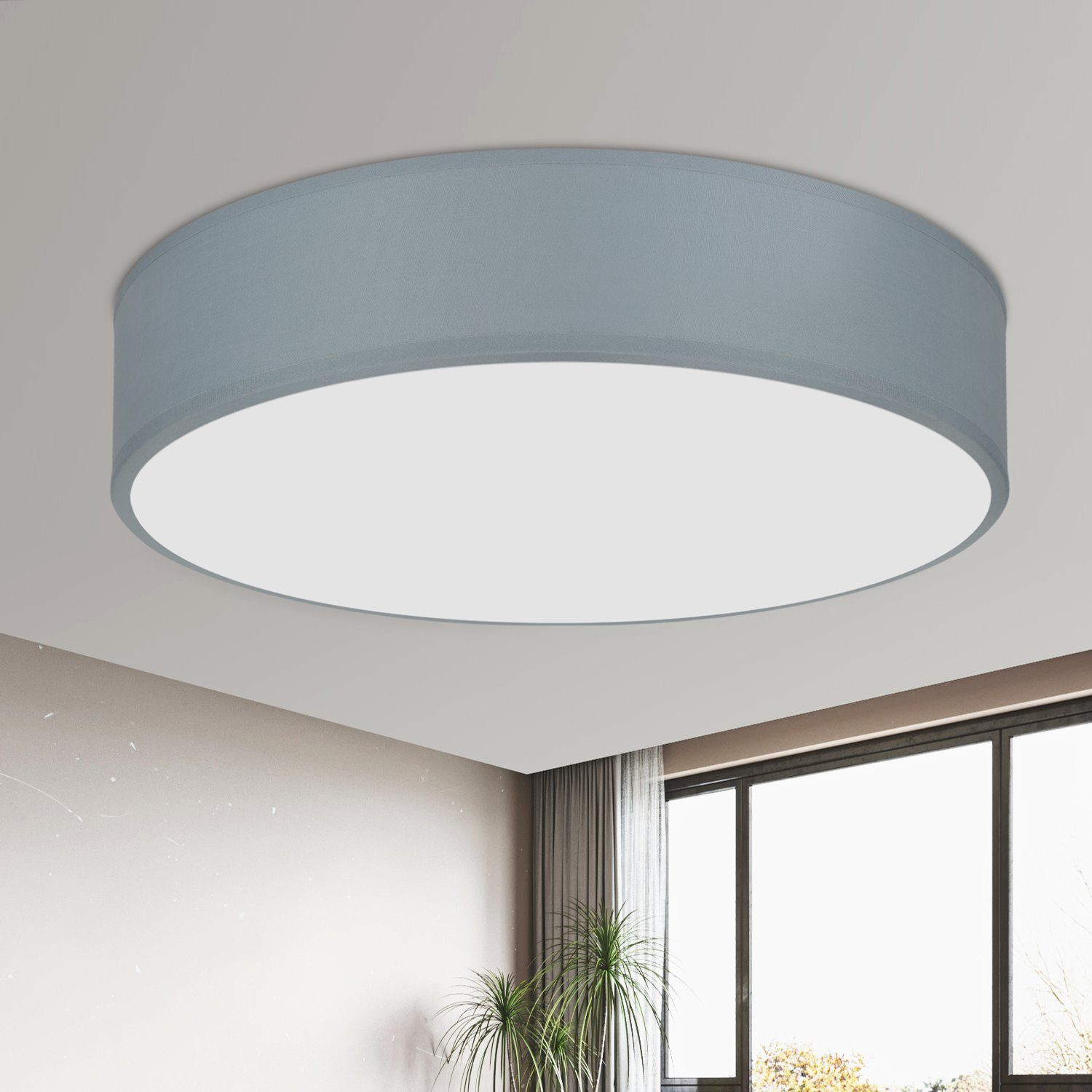 Okrągła szara lampa sufitowa z jasnym białym światłem, w beżowym pokoju z oknem.