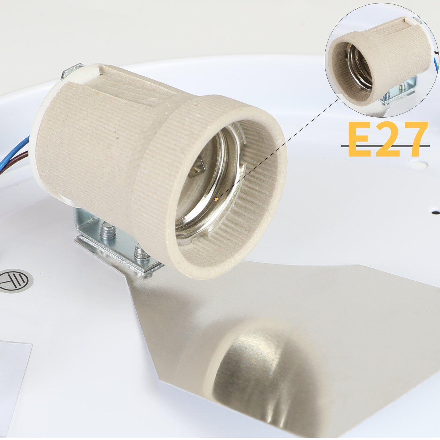 Zbliżenie gniazda żarówki, z etykietą E27, w białym otoczeniu.